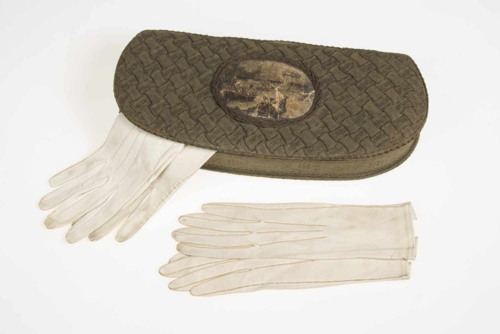 Handschuhschachtel mit olivgrünem Stoff überzogen, im Mittel ein Medaillon, 7 Paar