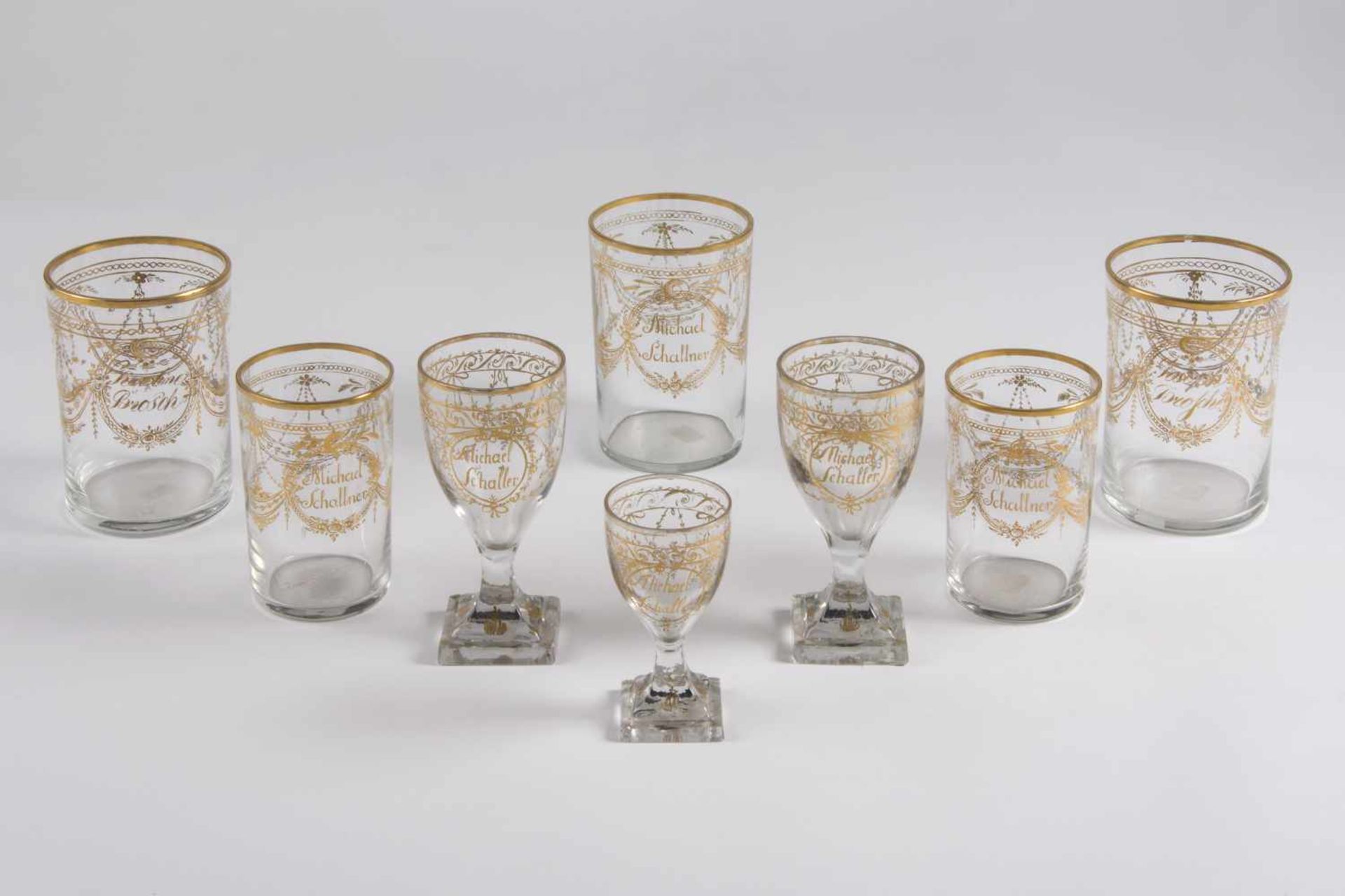 Teile einer Trinkgarnitur, 1.Hälfte 19.Jh., farbloses Glas mit ornamentaler Goldbemalung und