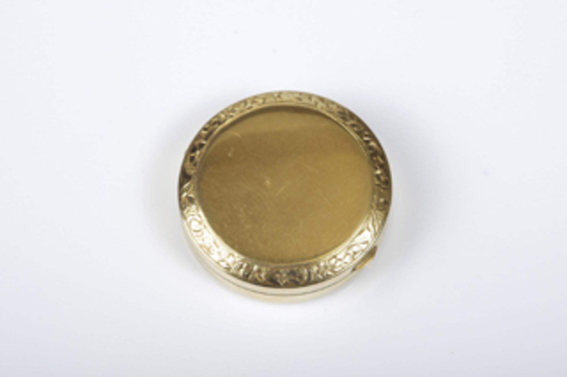 Pillendöschen Gold 580, Innenvergoldung, florale Ziergravur, Dm. ca.37mm, österr. Amtspunze 1872-