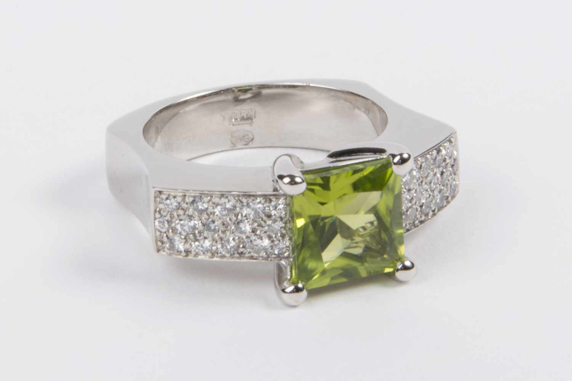 Brillant-DamenrringGold 750, mit Brillanten, zus. 0,45 ct, 1 Peridot, RW 53, 12,1g, punziert Norbert