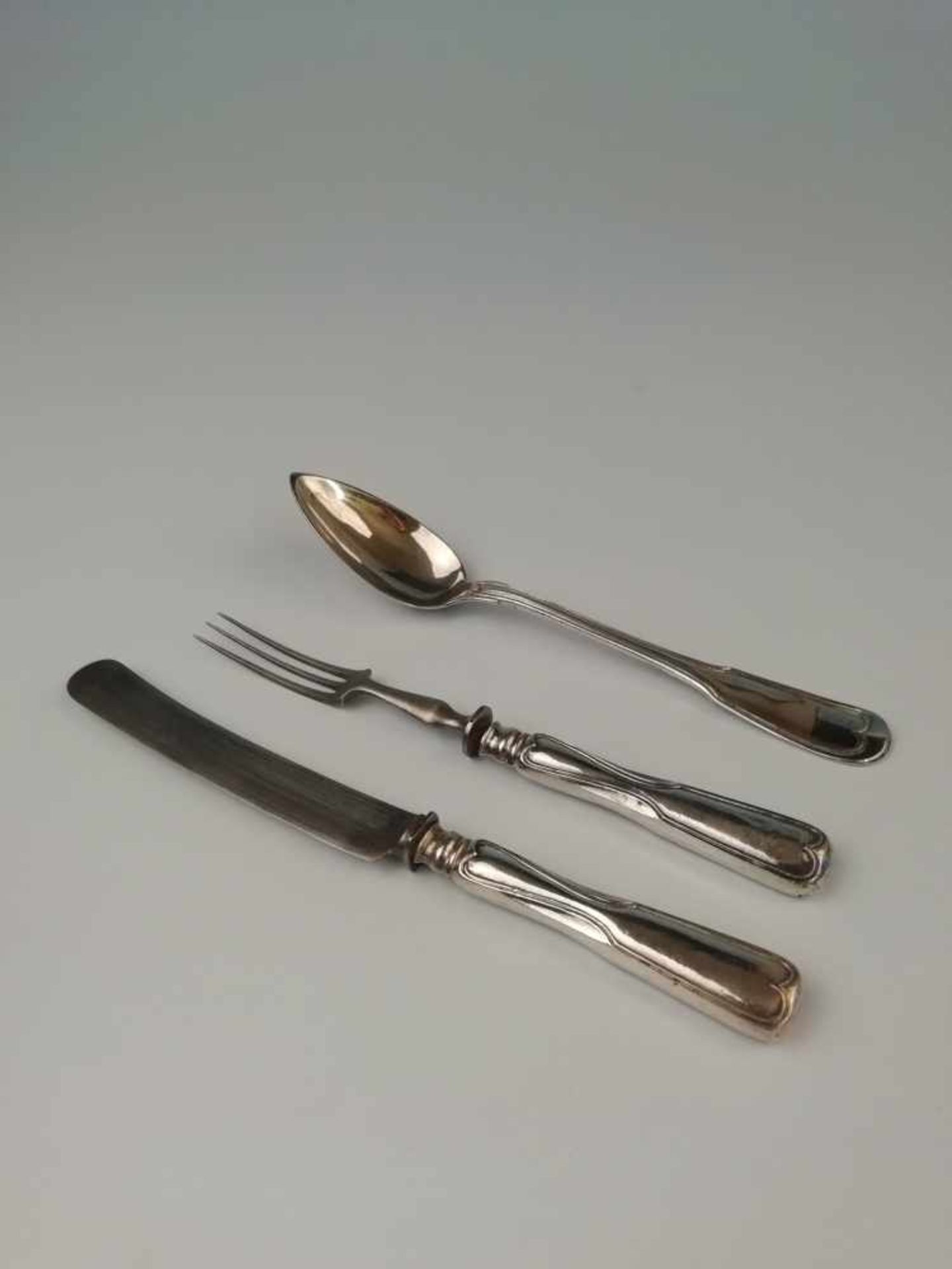 Reisebesteck 3-teilig13- lötiges Silber, Radelpunze A 1858, 106 g, Gebrauchsspuren, in Formetui;