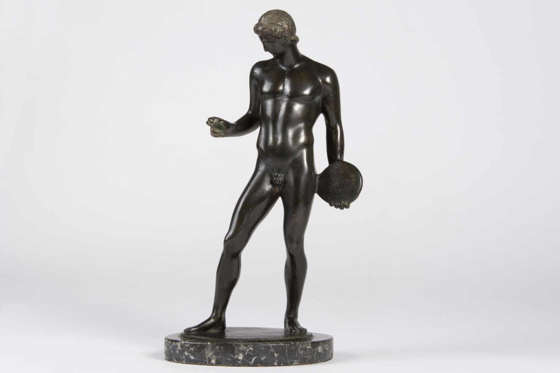 Skulptur, Diskuswerfer Bronze, braun patiniert, undeutlich monogrammiert, auf Steinsockel, Höhe 35,5
