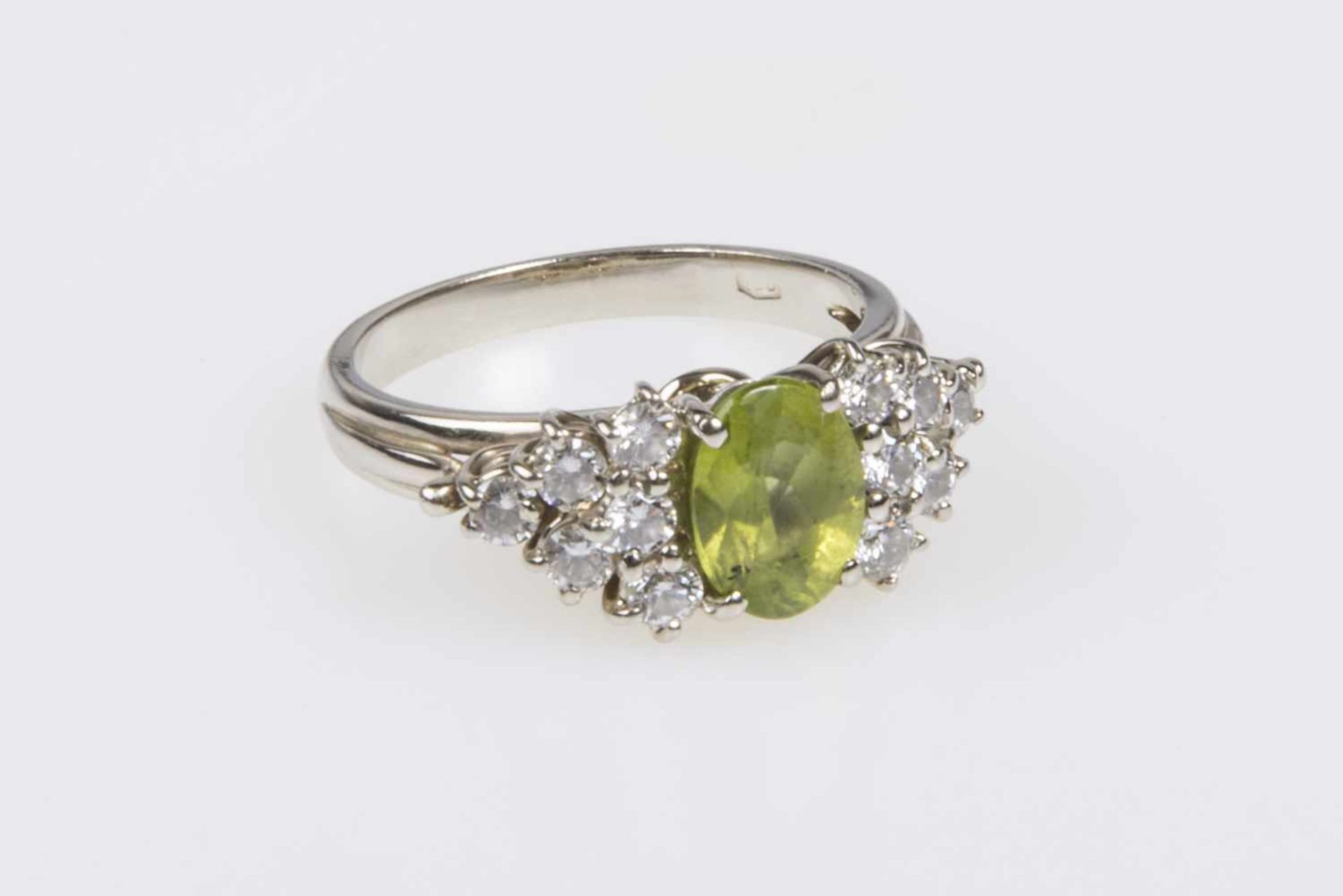 Damenring Weißgold 750, mit Brillanten zus.ca.0,50 ct. und 1 Peridot, RW 52,4,8g;