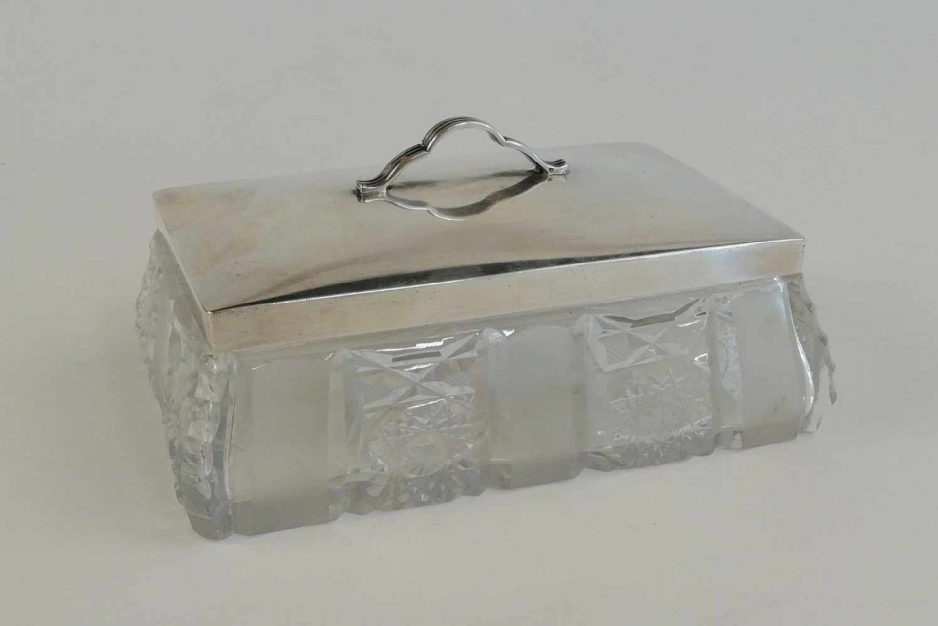 Deckeldose Fa.Sturmfarbloses, geschliffenes Glas, rechteckige Grundform, Silberdeckel 900,151 g