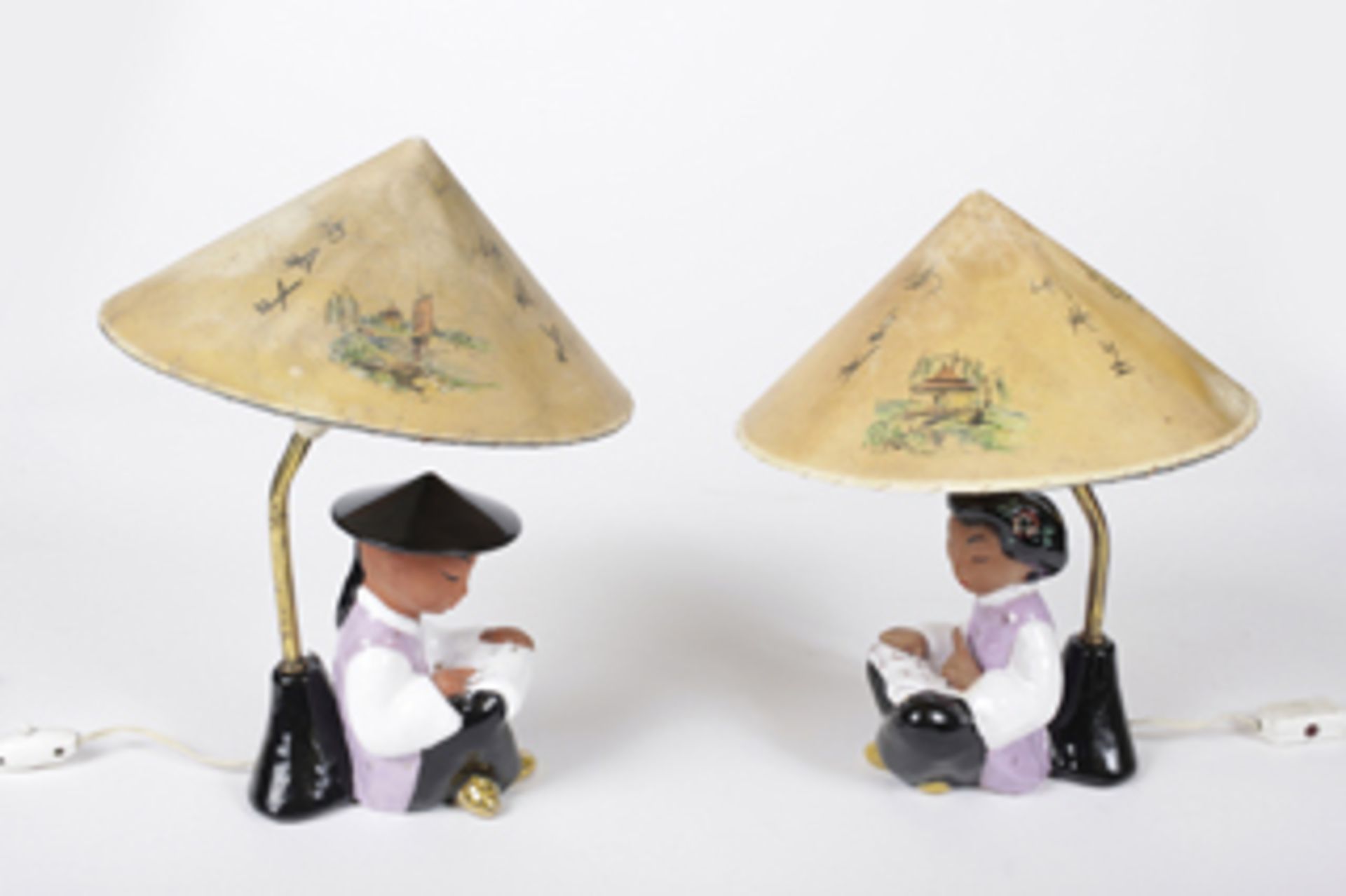 Paar Tischleuchten Carli BauerWKM, Lesende Chinesen, zeigelrote Keramik, farbig glasiert , gold