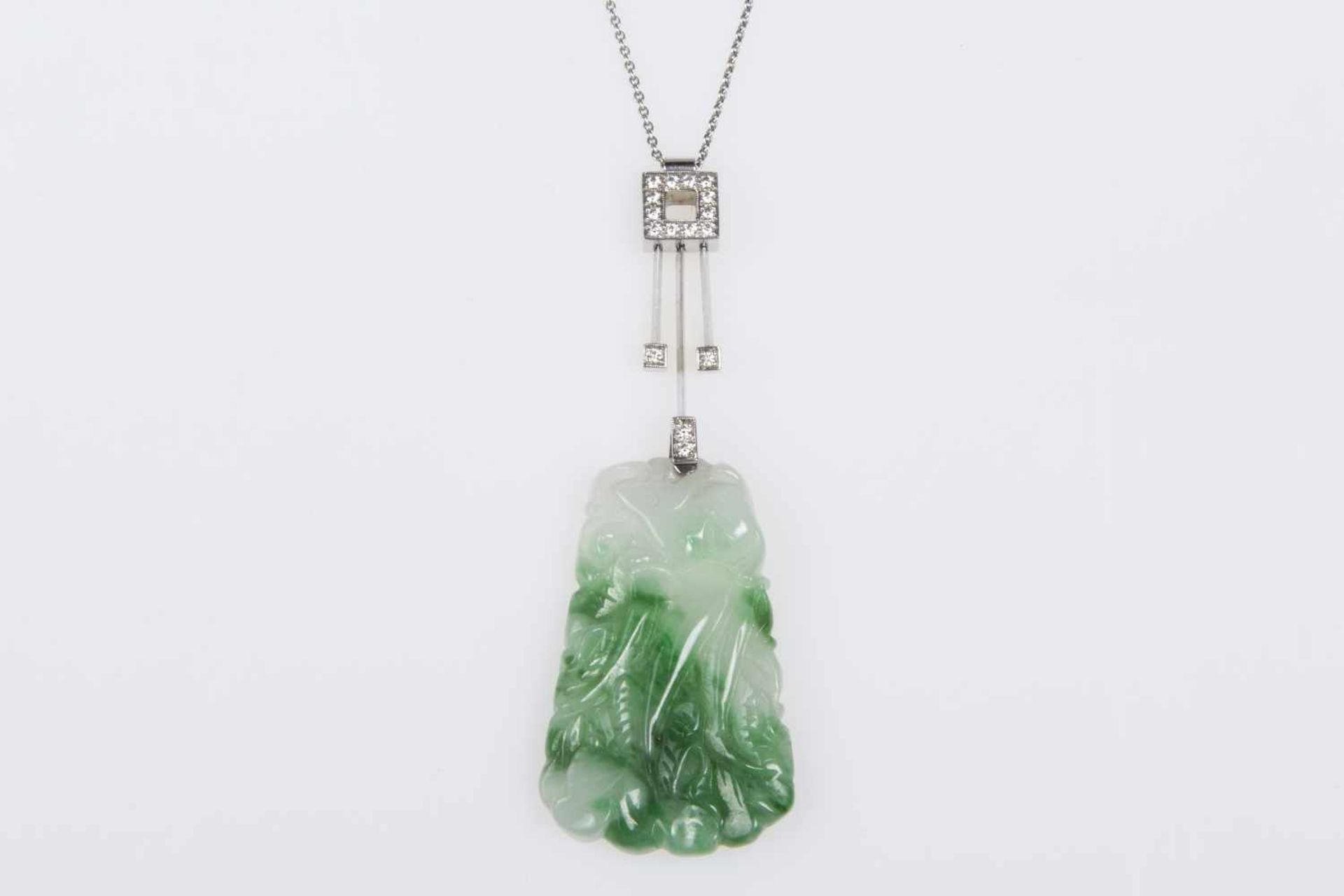 Jade-AnhängerWeißgoldmontierung mit Brillanten, zus. ca. 0,20ct., an Karreehalskette, Weißgold