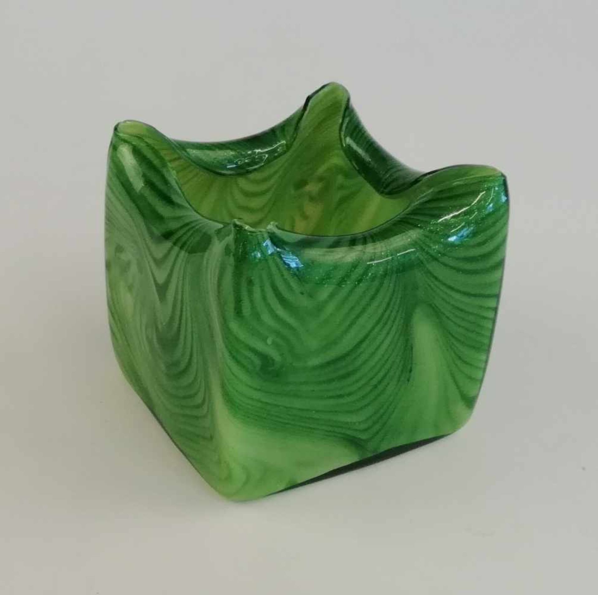 Würfelförmige Vase, Harrach´sche Hütte farbloses Glas, grün unterfangen mit eingearbeiteten