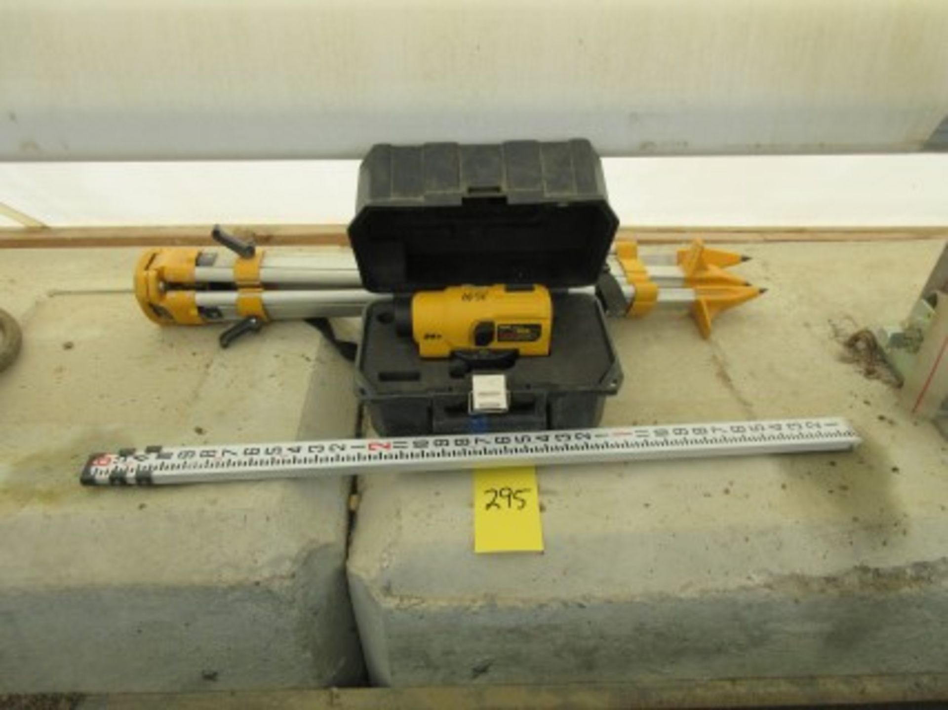 Dewalt Model DW096 Auto level cw/ tripod and measuring rod