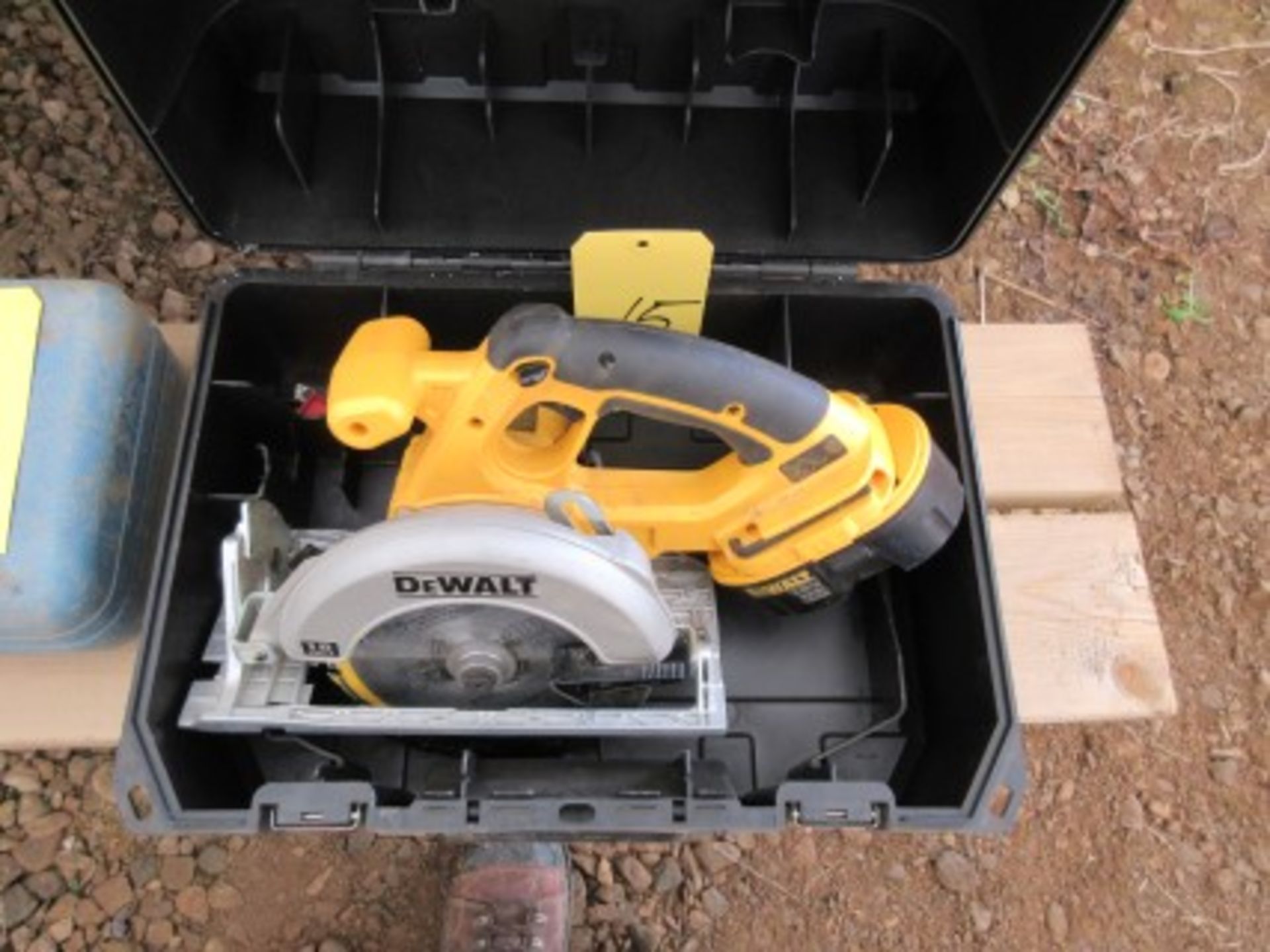 Dewalt 18V 6'' cordless circular saw in case w/ battery