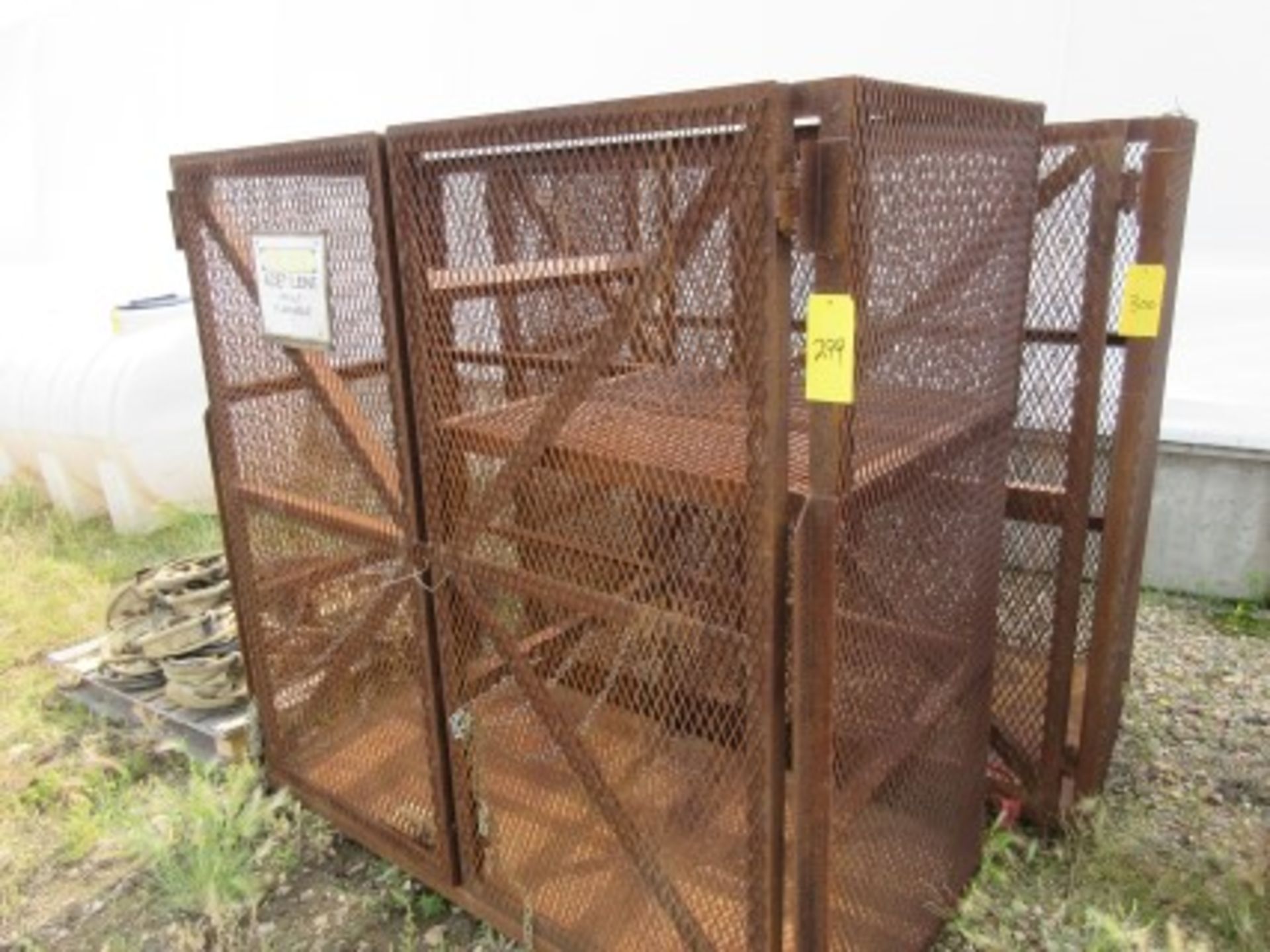 Oxyacetylene tank safety cage