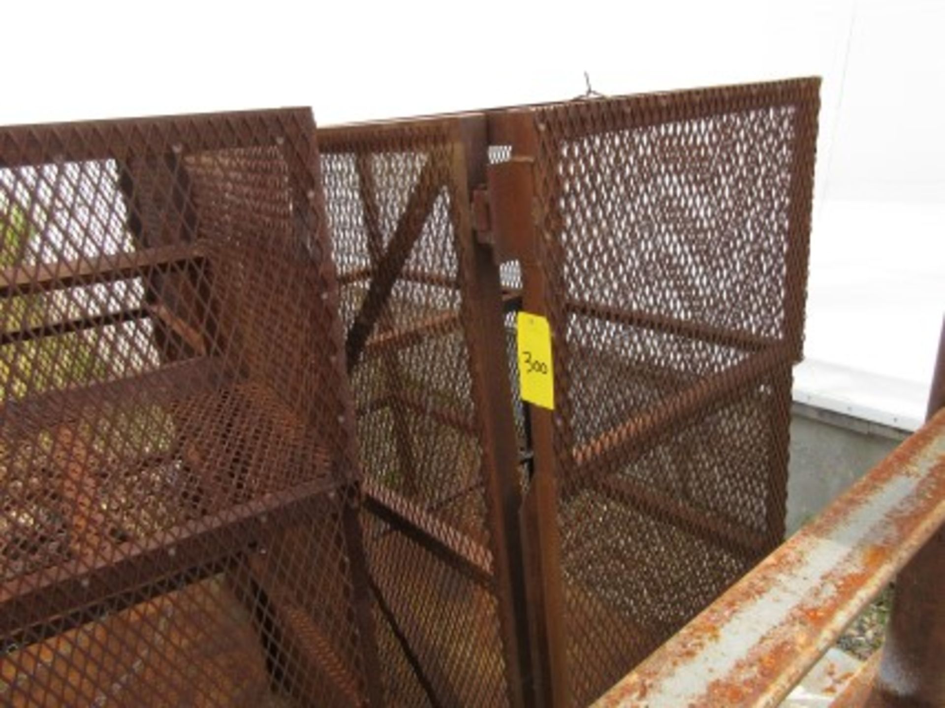 Oxyacetylene tank safety cage