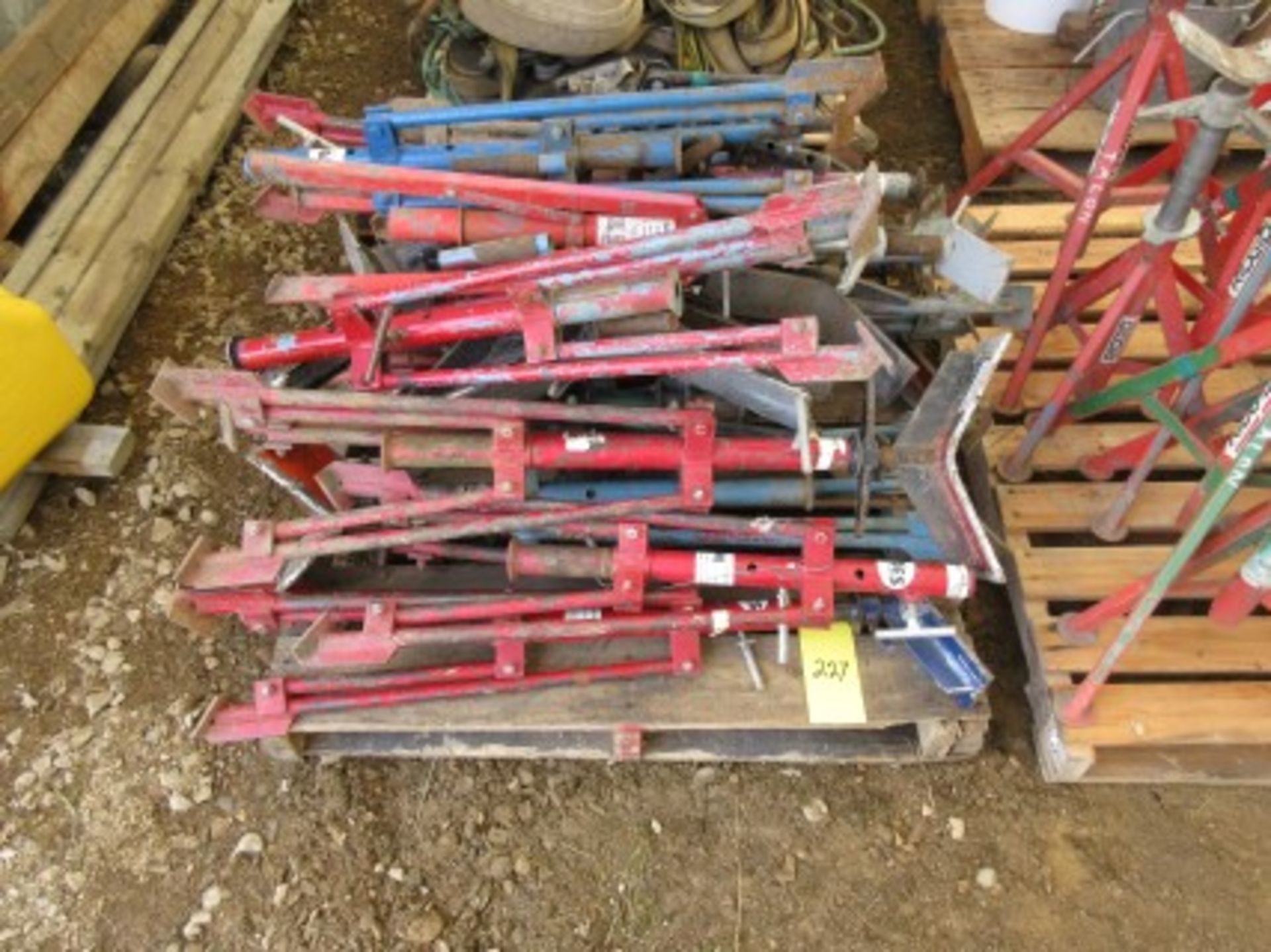 Pallet of folding type pipe stands