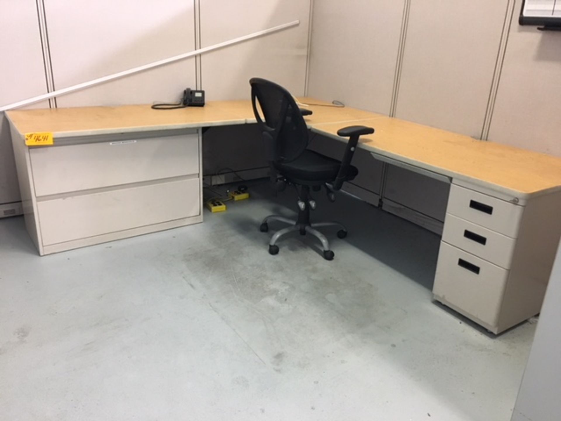 (2) MODULAR DESKS, (1) ROUND TABLE & (1) LATERAL FILE CABINET (CONTENTS - MAZAK BOOKS ARE NOT - Bild 2 aus 3