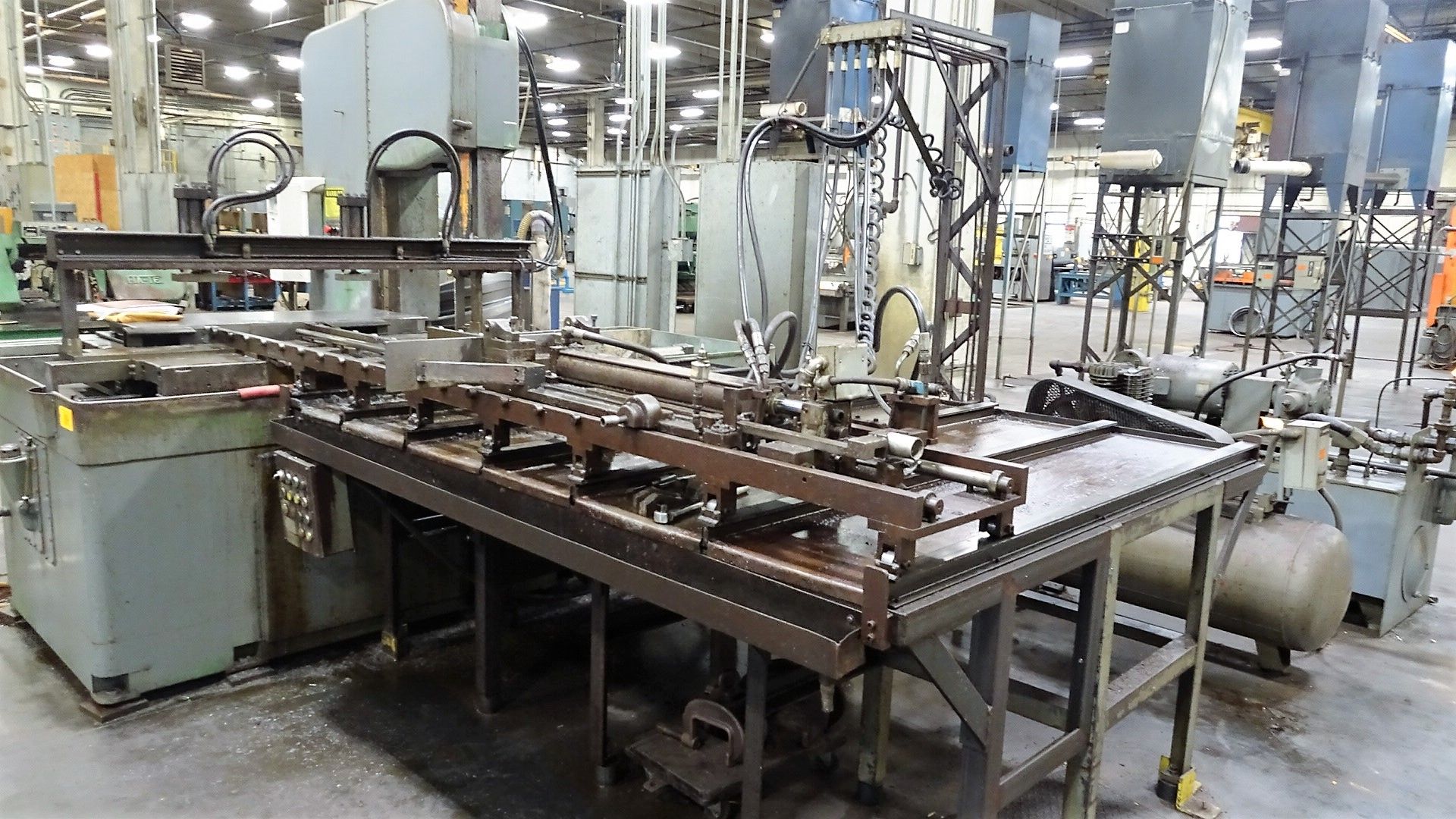 Do-All Vertical Metal Cutting Bandsaw with 11' x 7' Hydraulic Material Feed Table, Hydraulic - Bild 4 aus 4