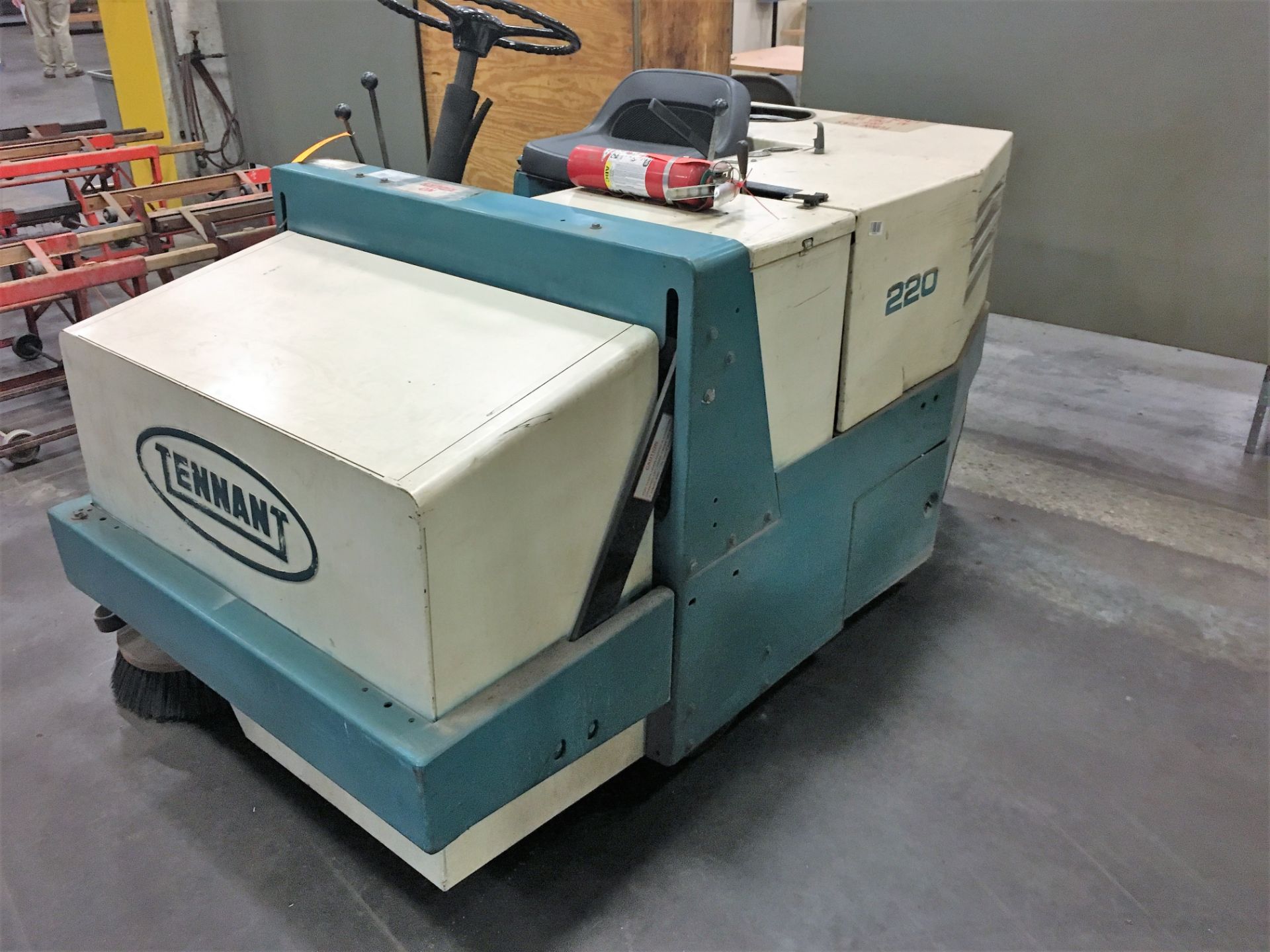 Tennant 220 LP Gas Powered Sweeper with Approx 1,888 Hours - Bild 2 aus 3