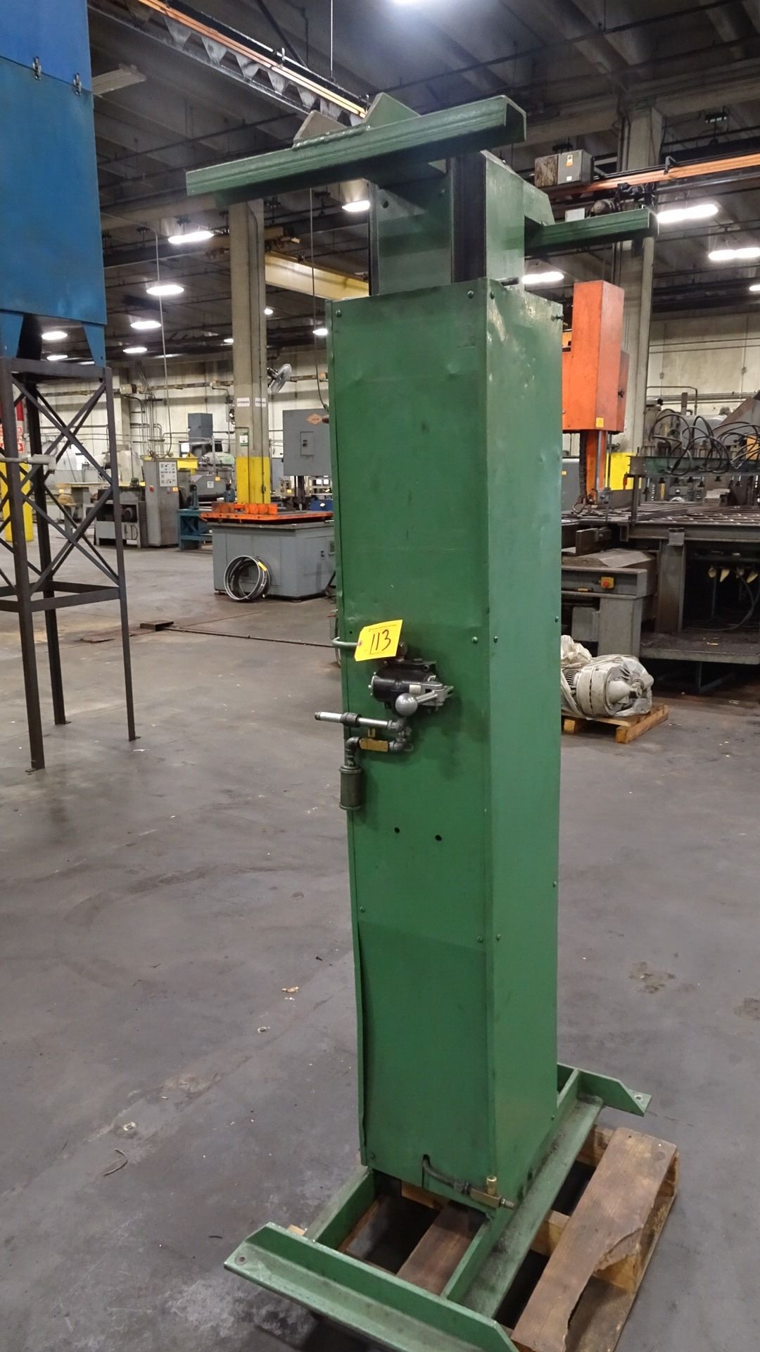 5-1/2' Pneumatic Lift with Approx 5' Maximum Lifting Capability