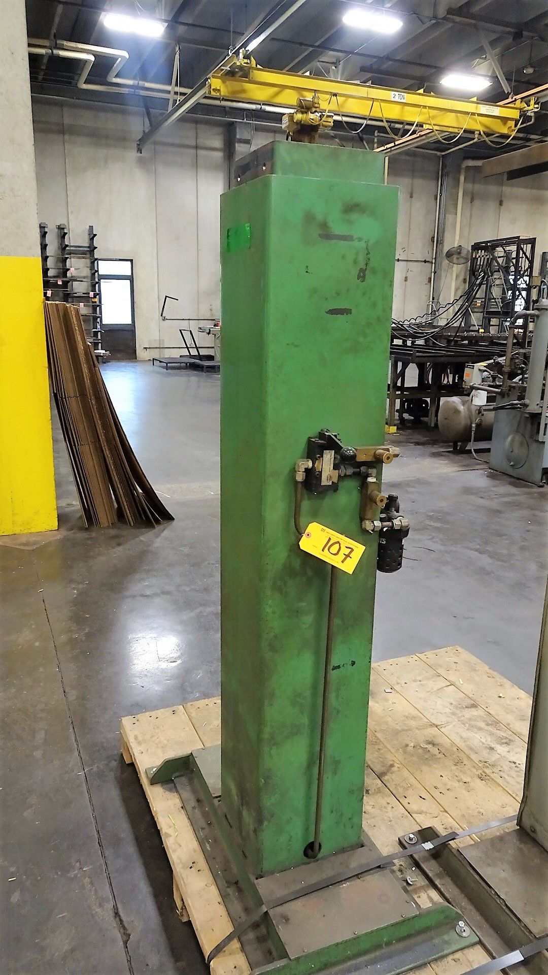 5-1/2' Pneumatic Lift with Approx 5' Maximum Lifting Capability