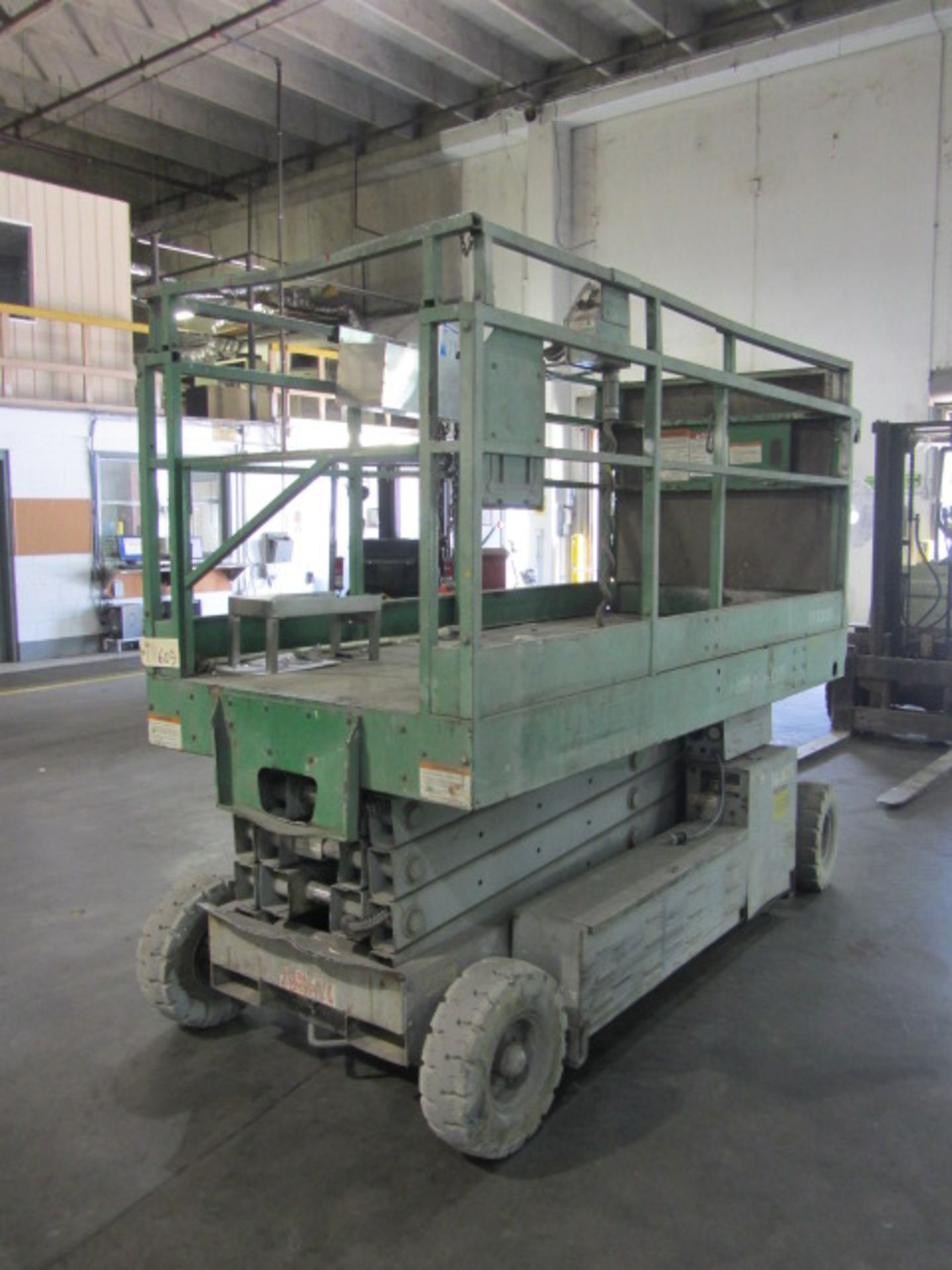 Mayville Model 2548M Mobile Manlift with Approx. 4' x 8' Extendable Platform, 1000lb Capacity, 24'