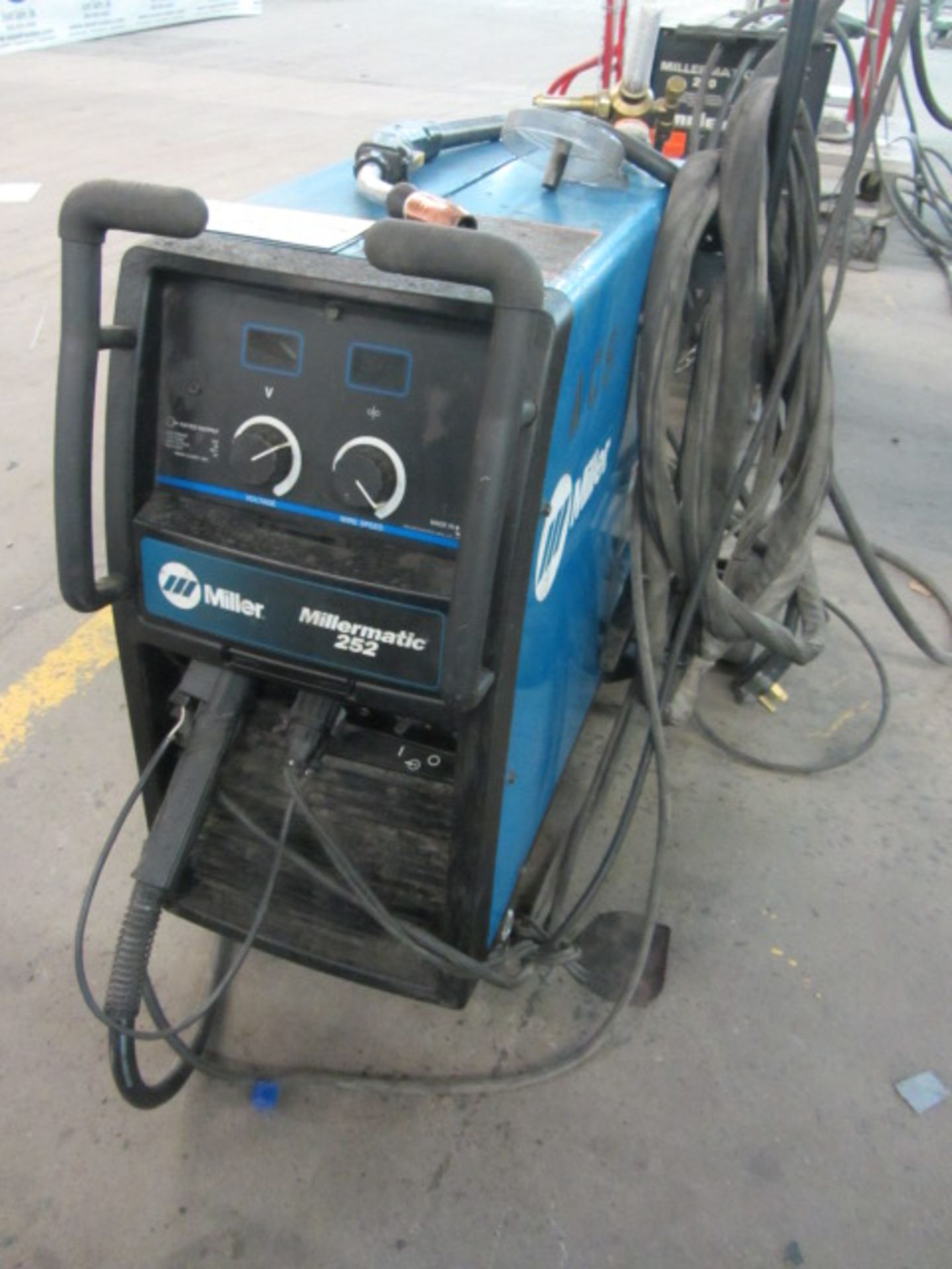 Millermatic 252 Portable Welder with Readouts, sn:MB390572N, Mfg. Approx 2012