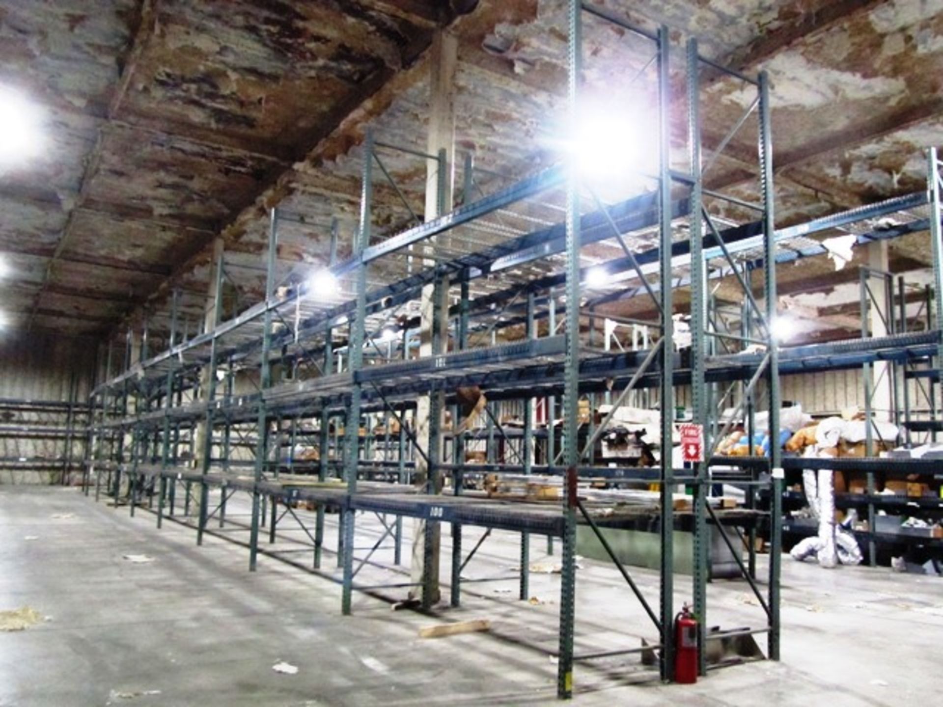 18 Sections Heavy Duty Pallet Racking with Wire Decking (no contents)