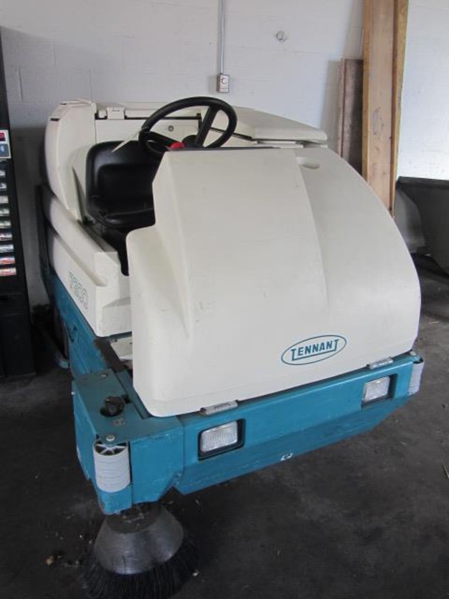 Tennant 7300 Disk Riding Floor Scrubber with 40'' Path, Readout, sn:7300-3310 - Image 5 of 7