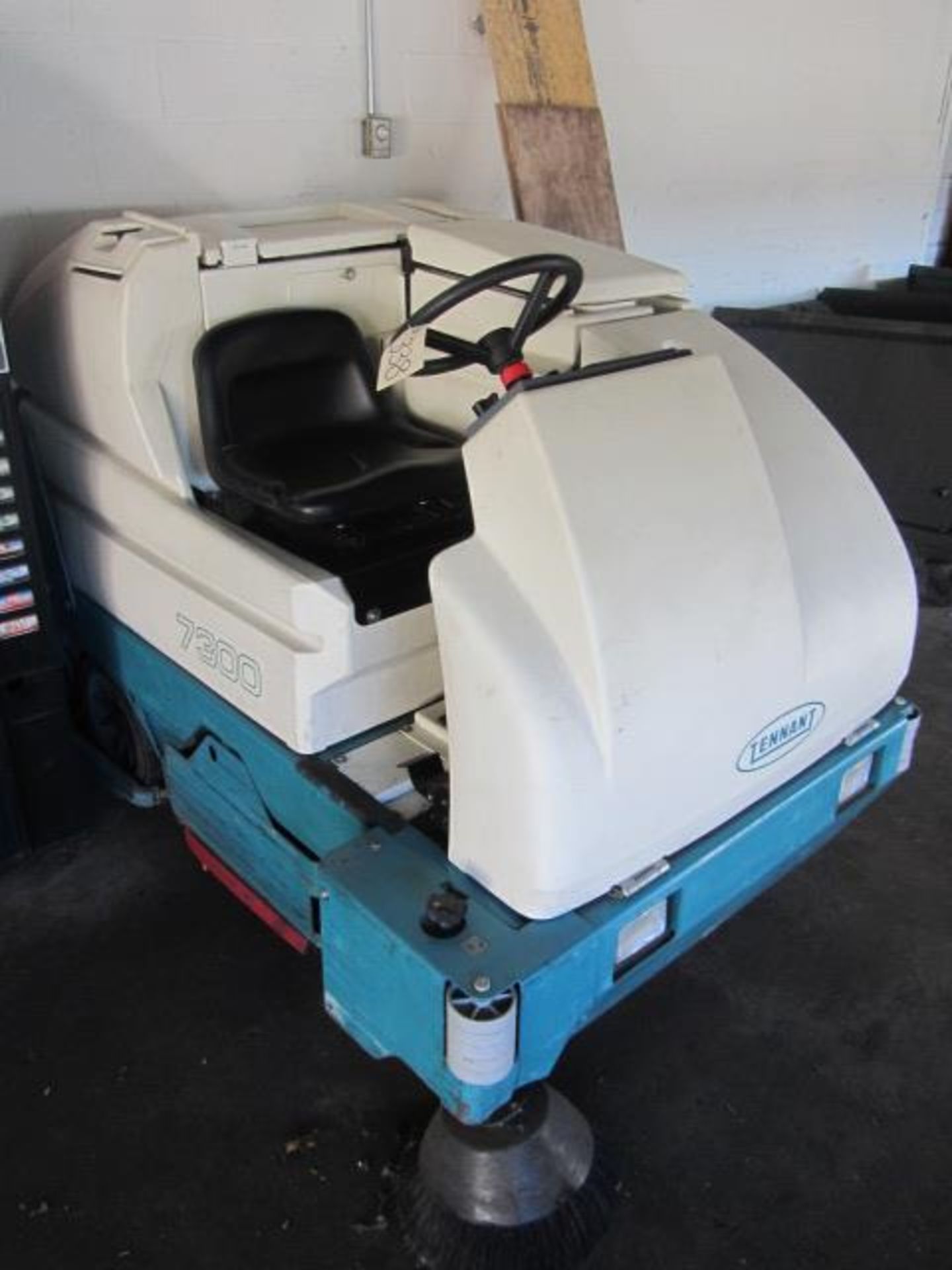 Tennant 7300 Disk Riding Floor Scrubber with 40'' Path, Readout, sn:7300-3310
