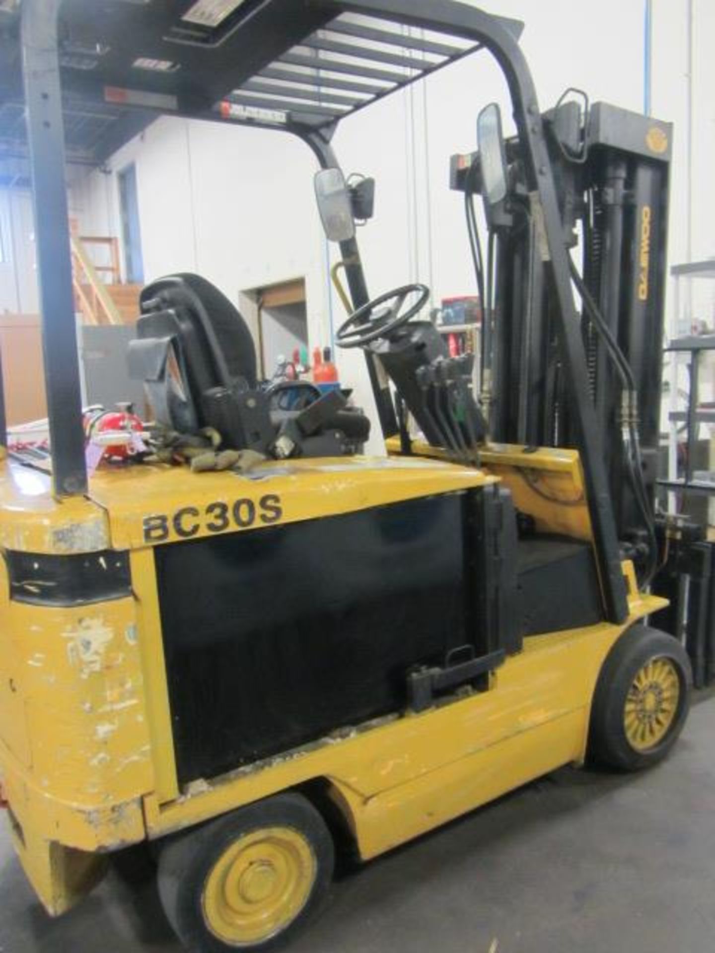 Daewoo Model BC-30S-2 6000lb Capacity Electric Forklift with 3-Stage Mast, 42'' Forks, Automatic - Image 6 of 7