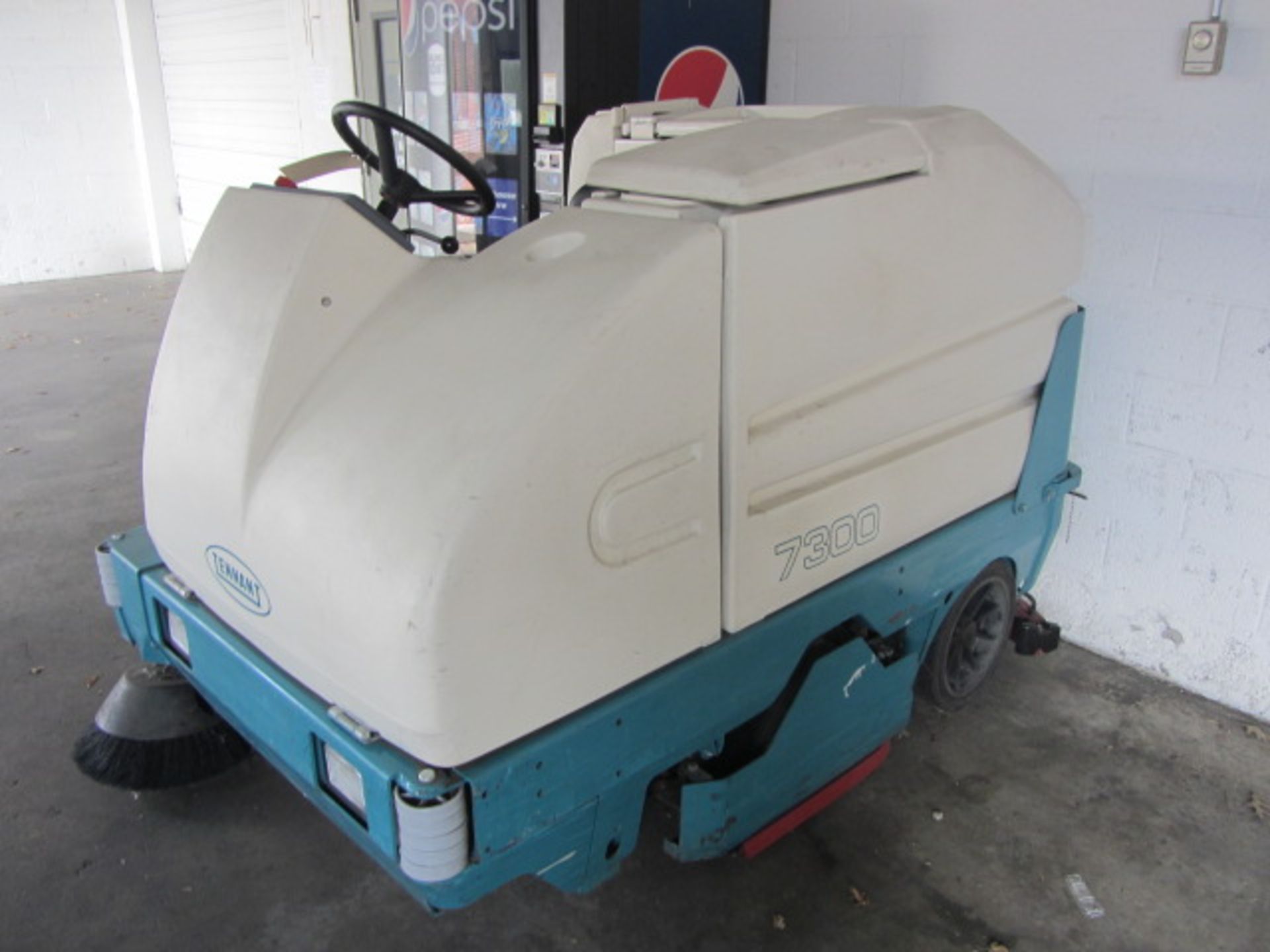 Tennant 7300 Disk Riding Floor Scrubber with 40'' Path, Readout, sn:7300-3310 - Image 3 of 7