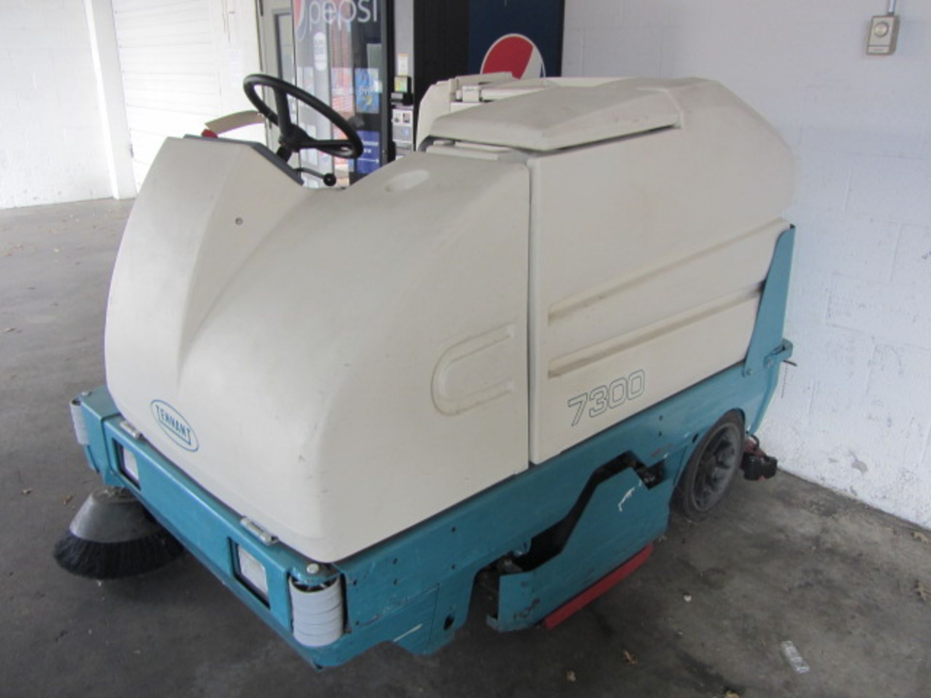 Tennant 7300 Disk Riding Floor Scrubber with 40'' Path, Readout, sn:7300-3310 - Bild 3 aus 7