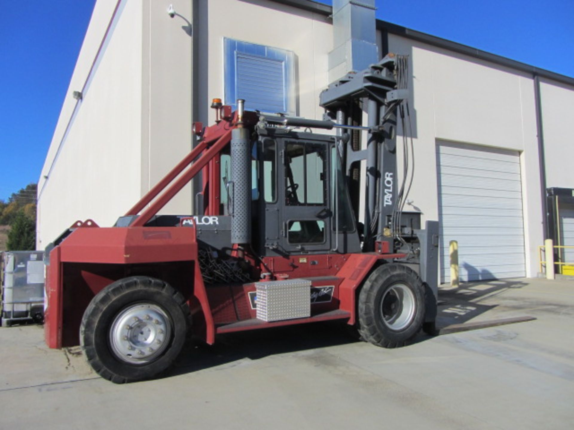 Taylor THD ''Big Red'' T-300M 30,000lb Forklift with Hydraulic Mast, Fork Shift, 96'' Forks, - Image 2 of 14