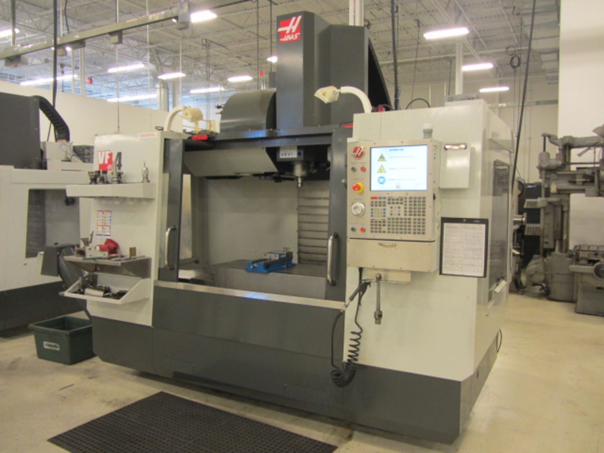 Haas VF-4 CNC Vertical Machining Center with 52'' x 18'' Table, #40 Taper Spindle Speeds to 8100 - Bild 4 aus 9