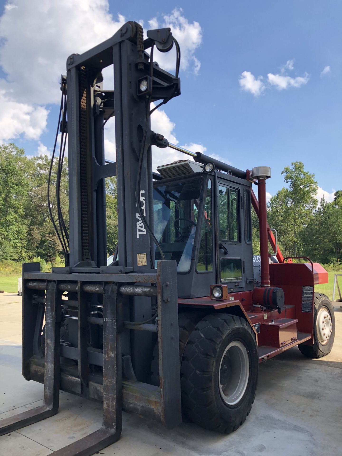 Taylor THD ''Big Red'' T-300M 30,000lb Forklift with Hydraulic Mast, Fork Shift, 96'' Forks, - Image 3 of 14