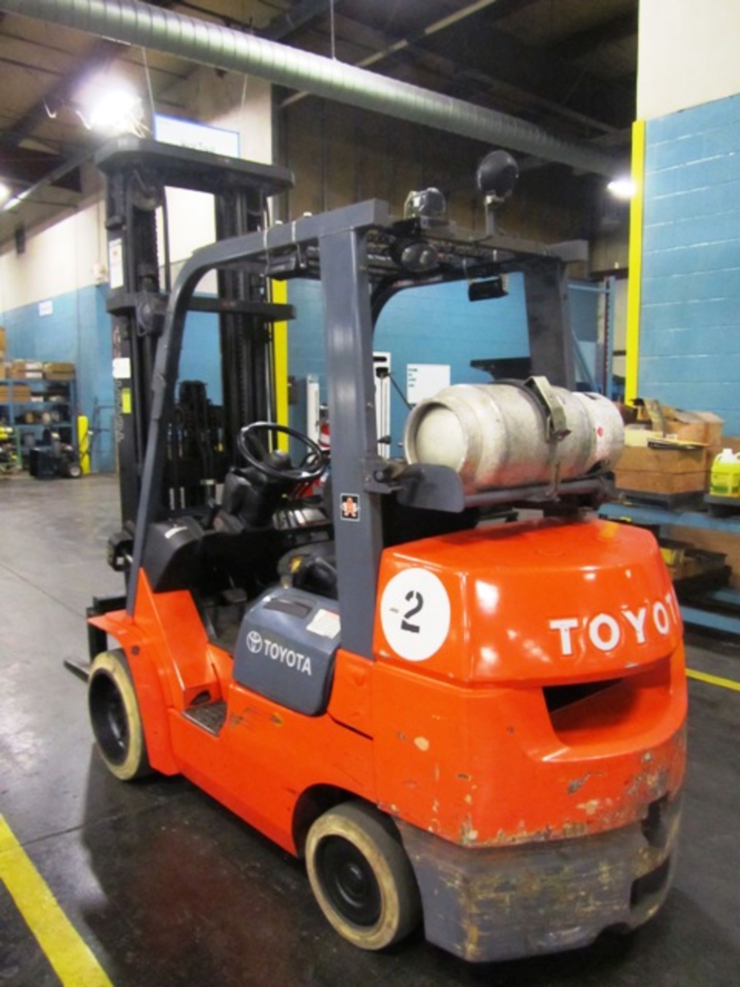 Toyota 7FGCU32 5500lb Capacity Forklift with 3-Stage Mast, 42'' Forks, Hard Tires, Side Shift, - Image 2 of 3