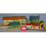 O gauge. Hornby, a quantity of unboxed accessories including buildings, platforms, etc.