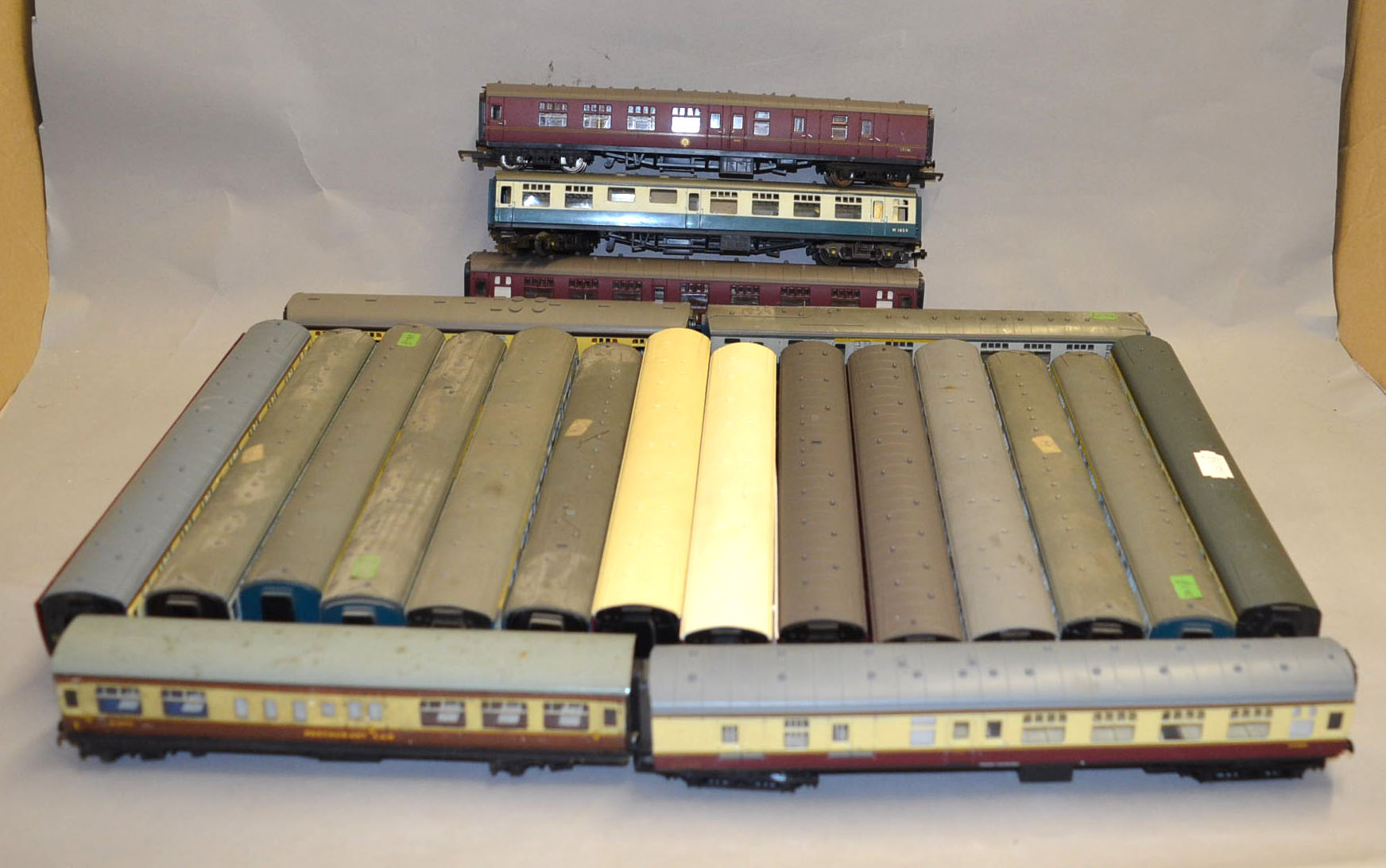 OO gauge. 21 x unboxed coaches by Triang, Trix, Hornby, etc. G.