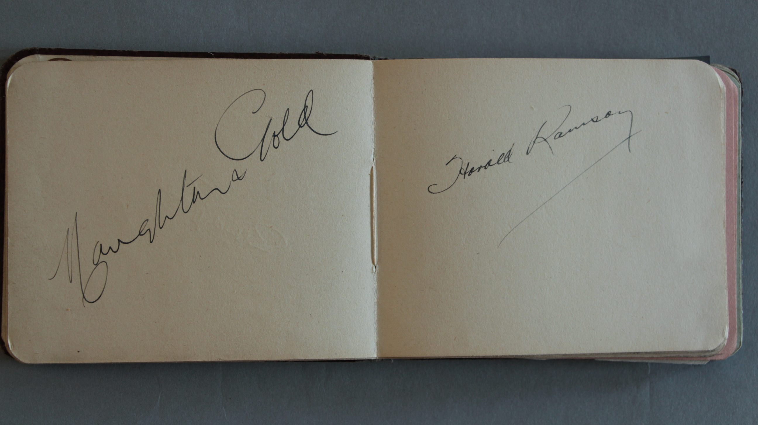 An Autograph book containing 50+ genuine autographs Stars of the Screen, stage, - Bild 10 aus 16
