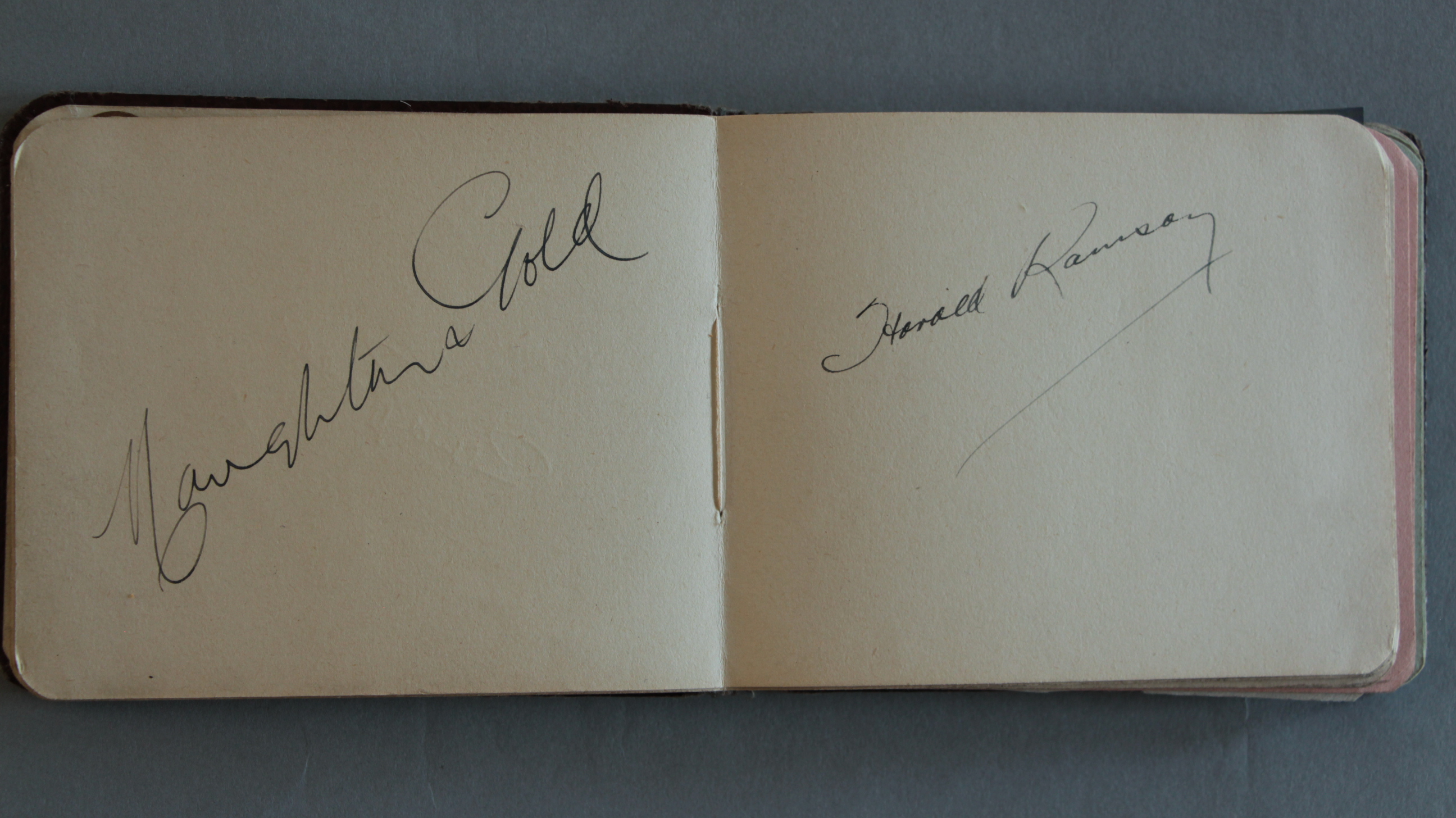 An Autograph book containing 50+ genuine autographs Stars of the Screen, stage, - Bild 11 aus 16