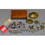 A boxed quantity to include 40+ pocket watch keys, 1908 brass miners snuff box,