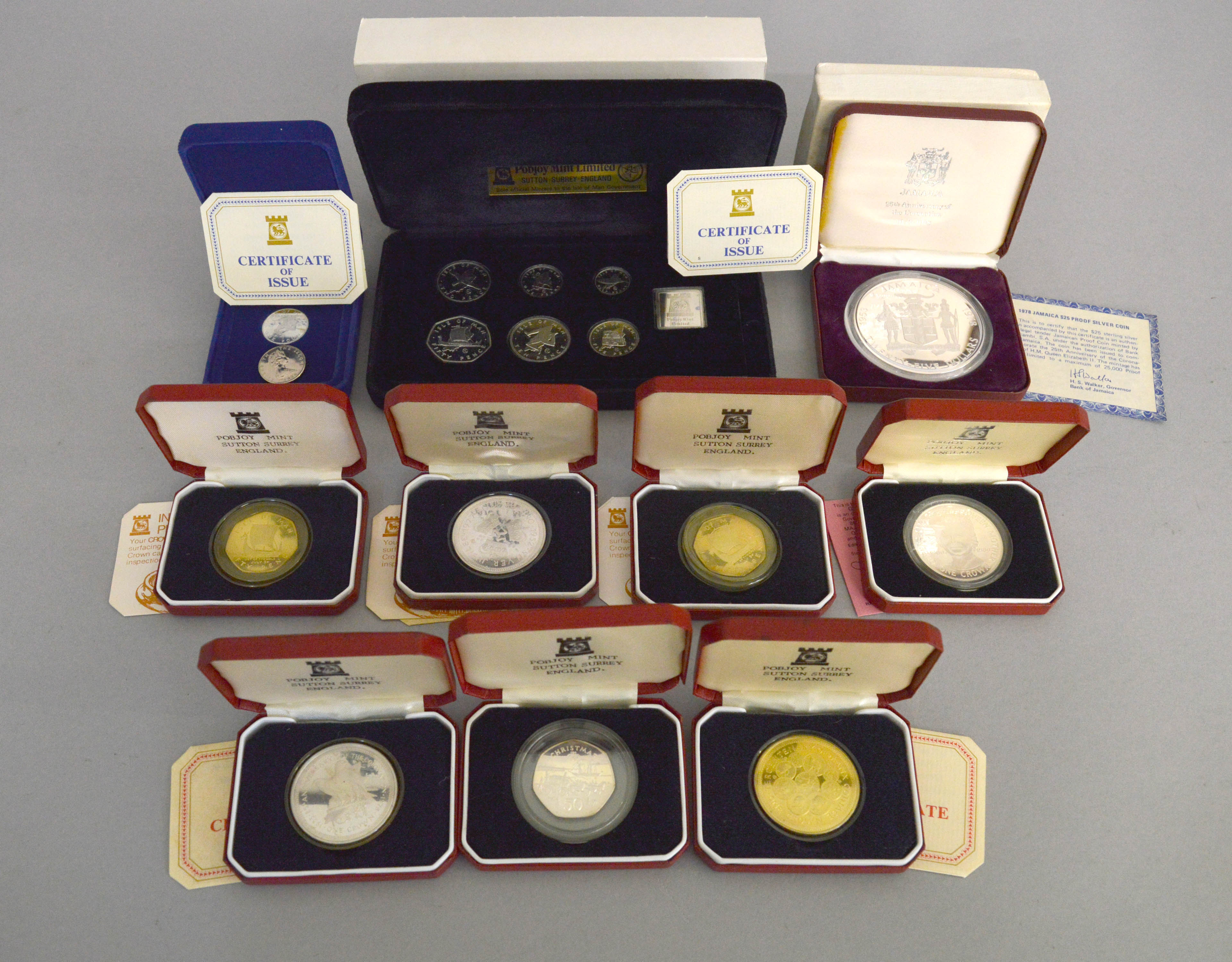 A quantity of coins, to include a 1978 boxed Jamaica $25 proof silver coin,