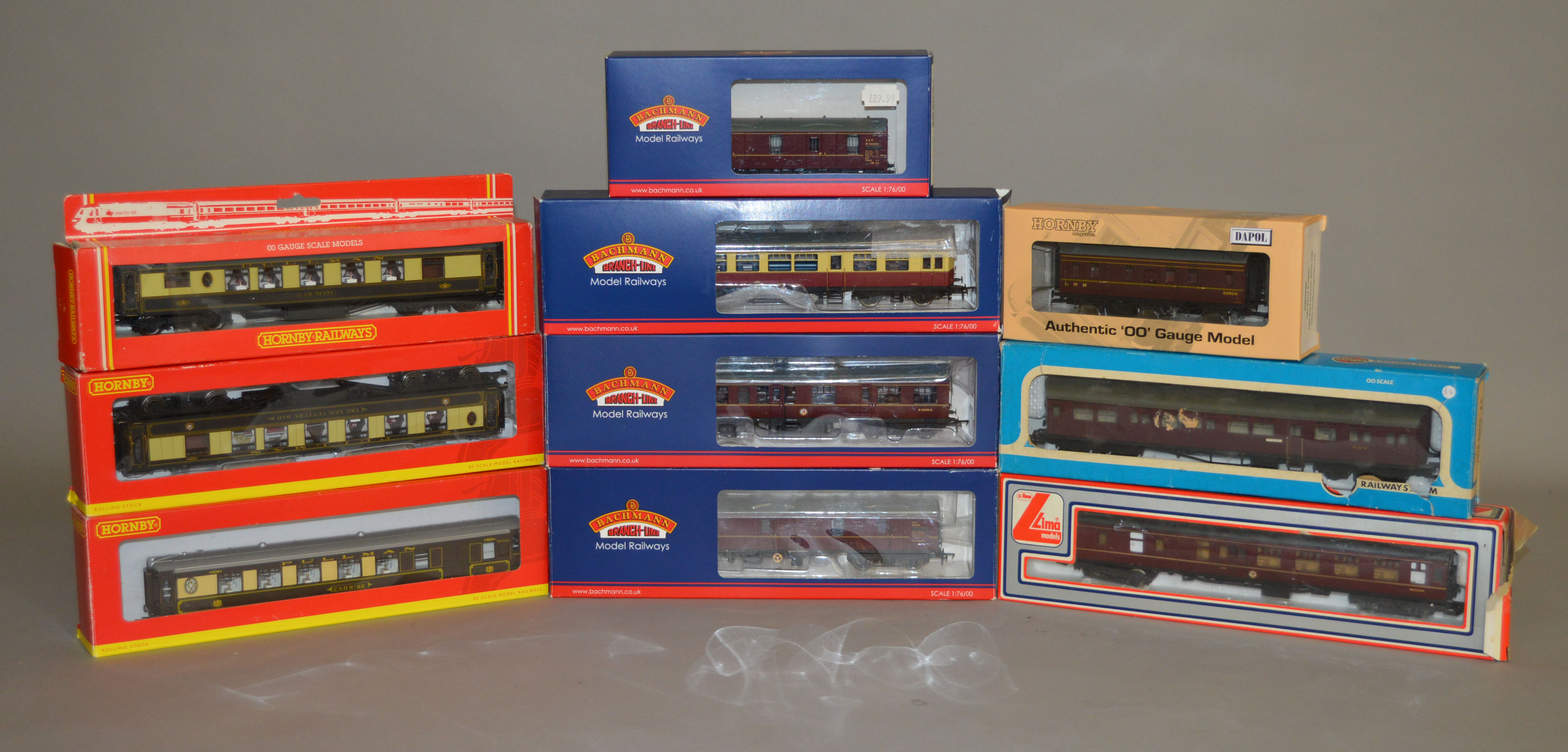 OO gauge. 11 x boxed coaches by Bachmann, Hornby, Lima and Airfix. Boxed and appear VG.