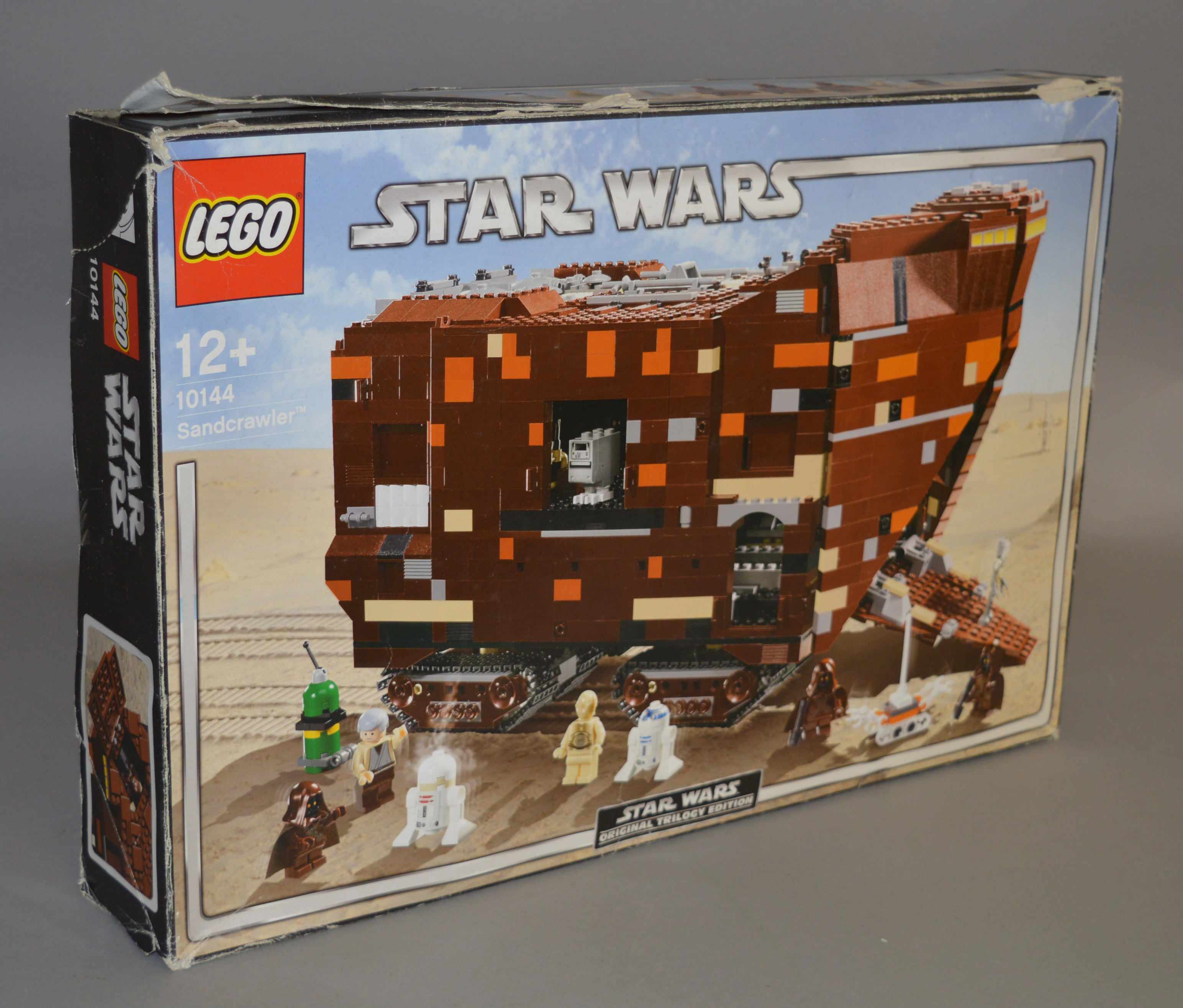 Lego Star Wars 10144 'Sandcrawler', in generally F box, with crushing, tears and creasing.