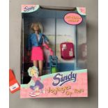 Giochi Preziosi Sindy Voyages Op Reis Walking doll. Boxed and E.