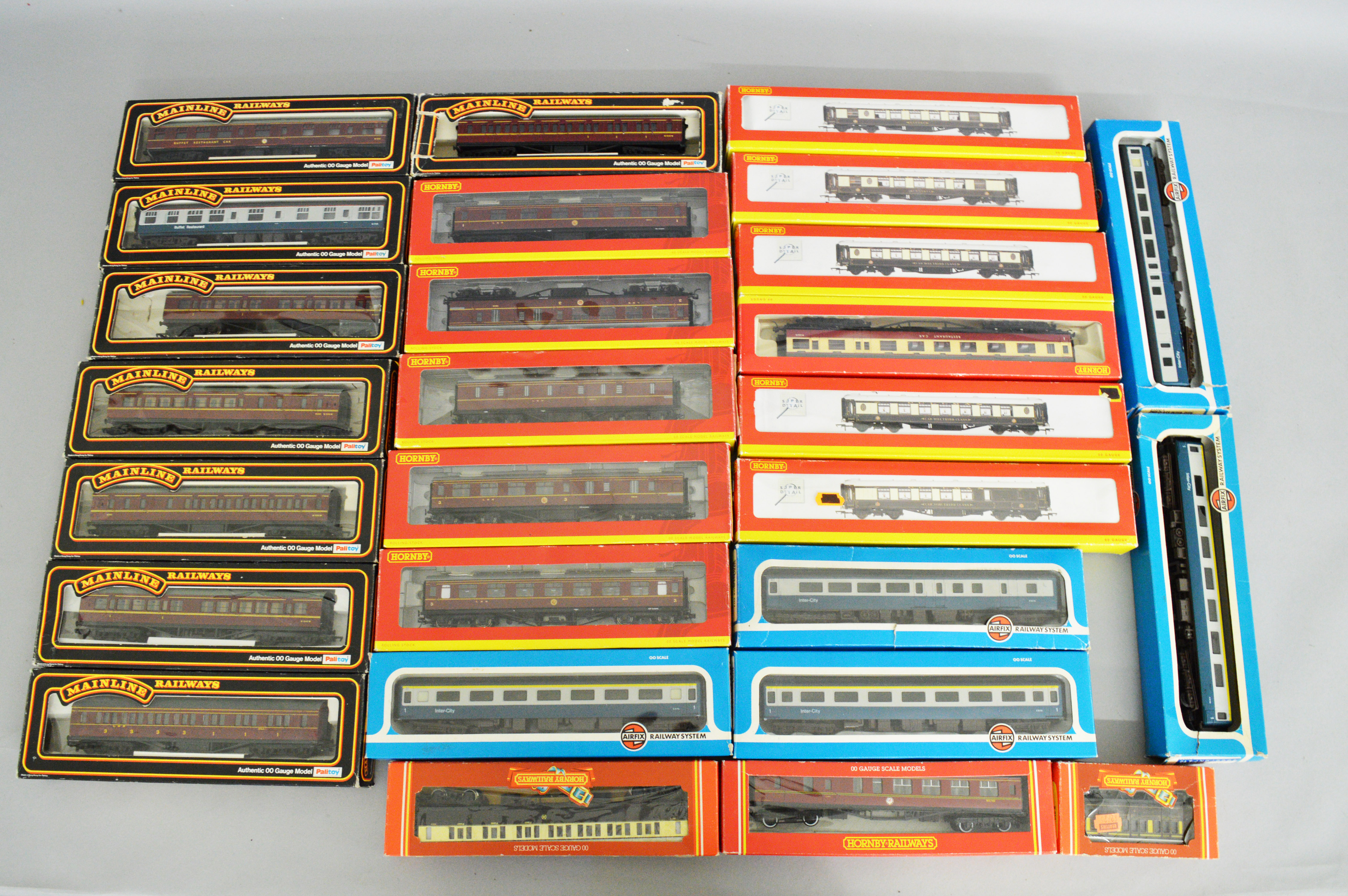 OO Gauge. A quantity of boxed Passenger Coaches, 8 x Mainline B.R. maroon, 5 x Airfix B.R.