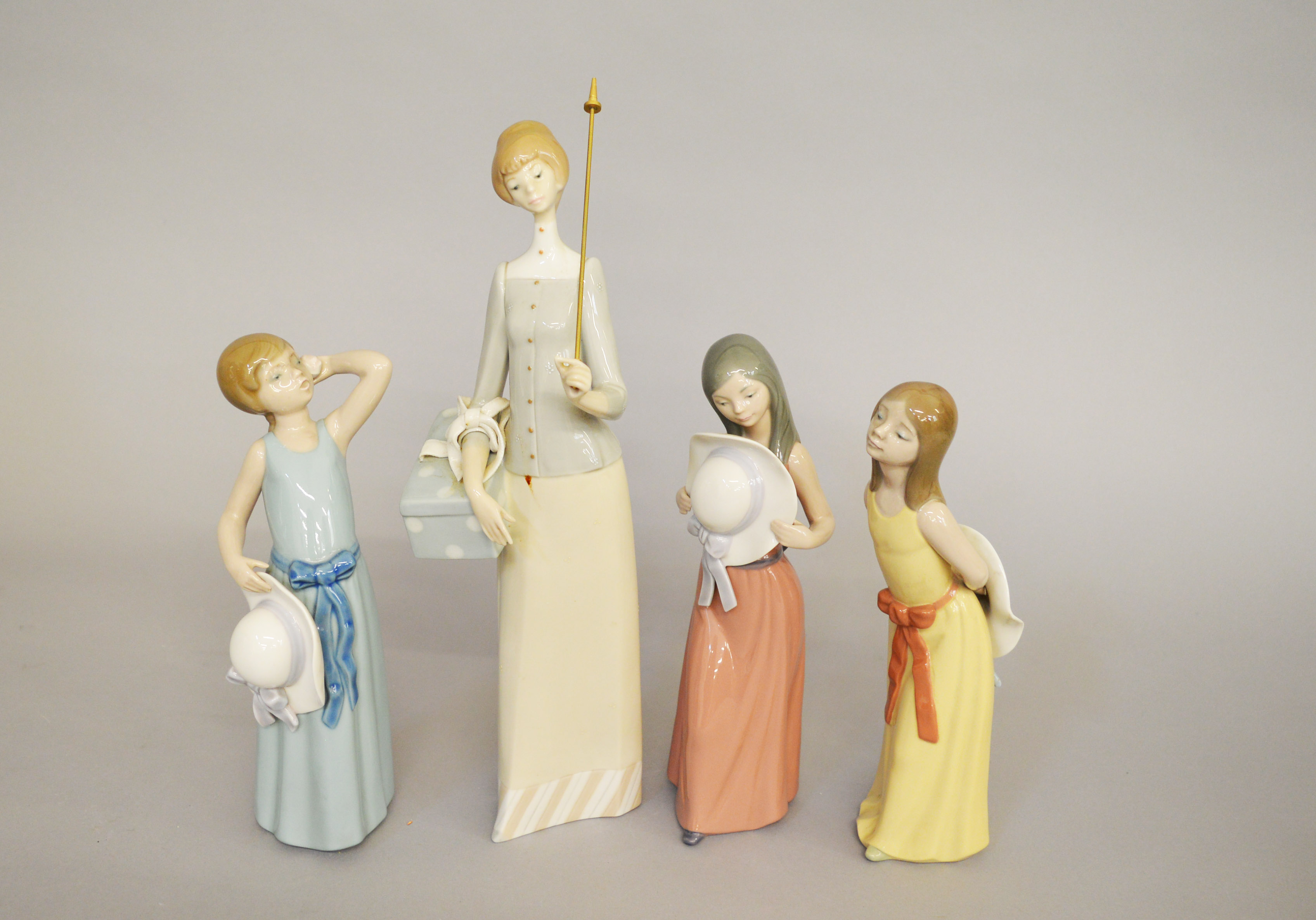 4 Lladro figures.