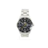 TAG HEUER - A gents stainless steel Tag Heuer quartz Aquaracer wrist watch,