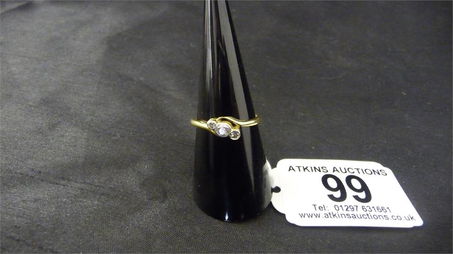 18ct gold and platinum ring set with 3 diamonds - Total weight 2.4g