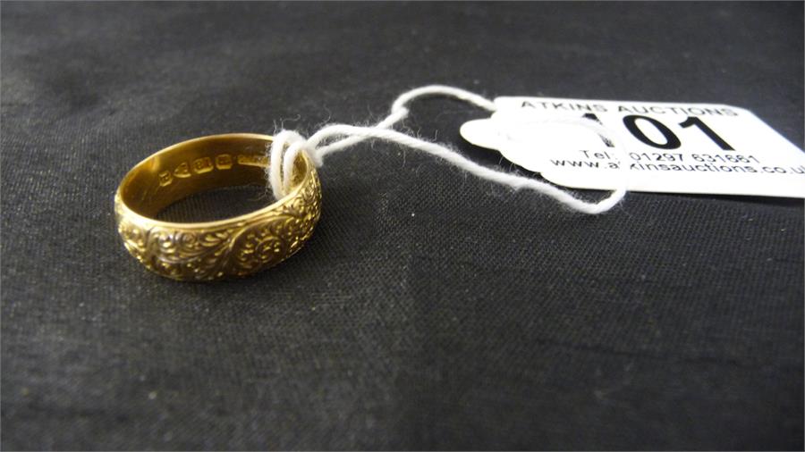 An 18ct gold wedding band with foliate design, 5.7g