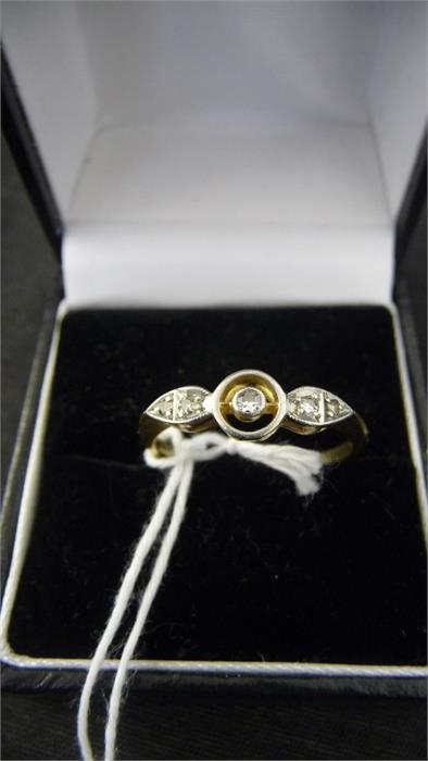 A pretty Art Deco ring in 18ct gold set with 3 diamonds