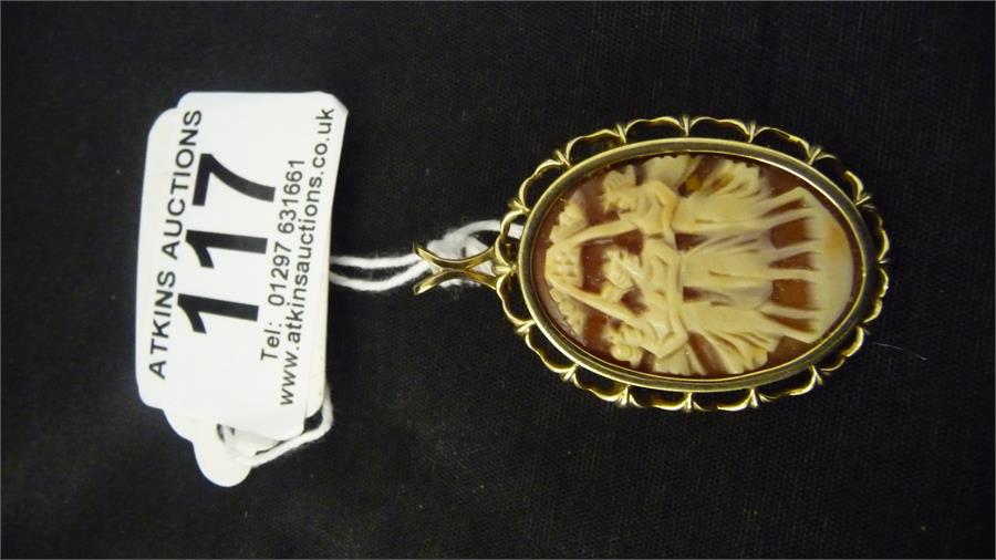 A 9 ct gold cameo pendant option to wear as a brooch