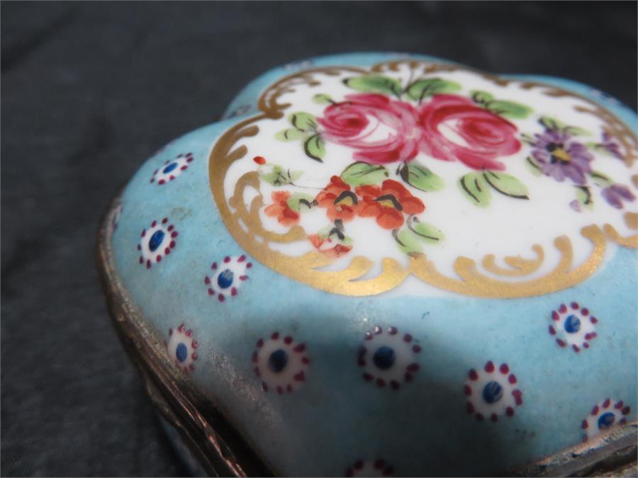 A small handpainted porcelain pot with hinged lid, Sevres style markings to base for 1754/5 - Image 4 of 10